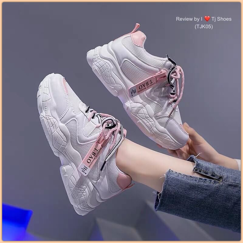 ที่สุดของความเกร๋ ต้องยกให้คู่นี้จร้า!!! รองเท้าผ้าใบนำเข้าเพื่อสุขภาพ สุคคิ้วท์ มีรูระบายอากาศใส่แล้วเท้าไม่อับ พื้นยางอย่างดี ใส่นิ่มเดินสบายมาก ใส่เดินสบายๆได้ทั้งวัน ของจริงงานสวยมาก จับแมทกับชุดอะไรก็น่ารัก เป็นรุ่นแนะนำ รีบสั่งด่วนๆ ช้าหมดอดนร้า (สู