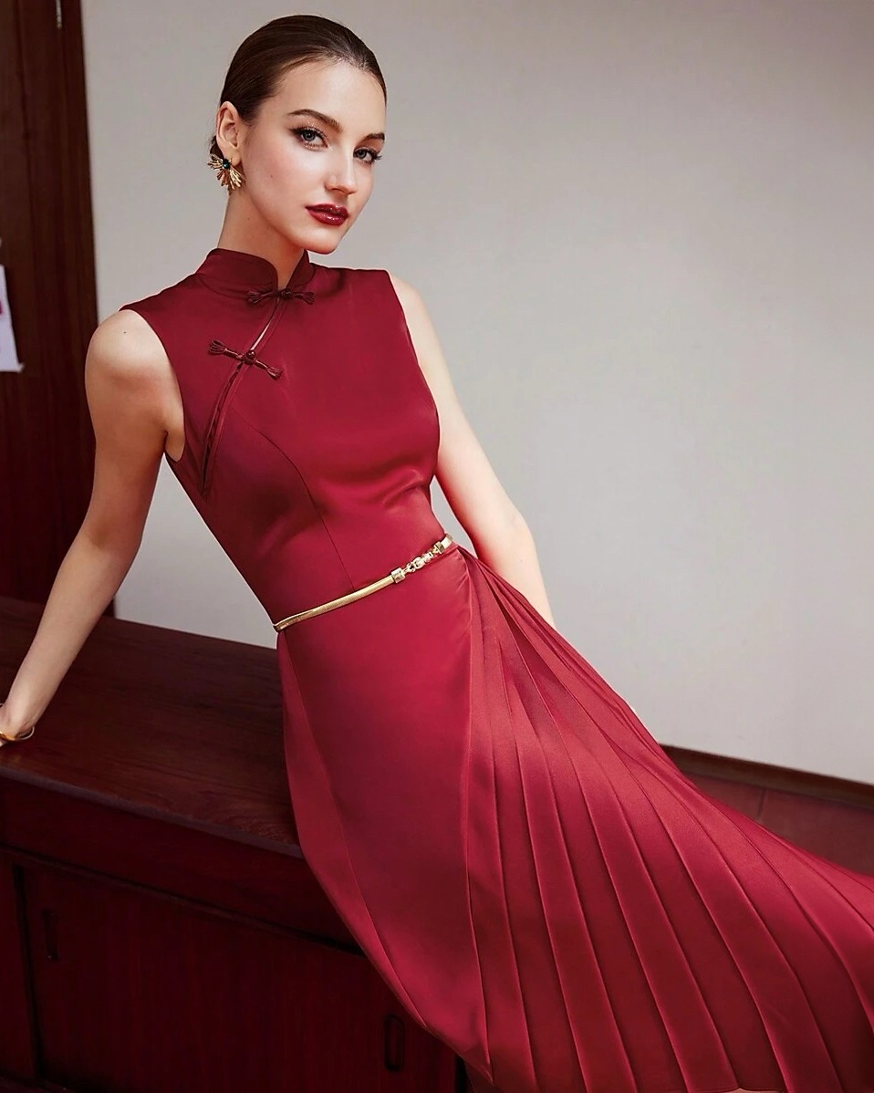 เดรสแฟชั่น เดรสเสื้อแขนกุด คอจีนสไตล์กี่เพ้า กระโปรงบาน อัดพลีทแต่งผ้าเฉลียง