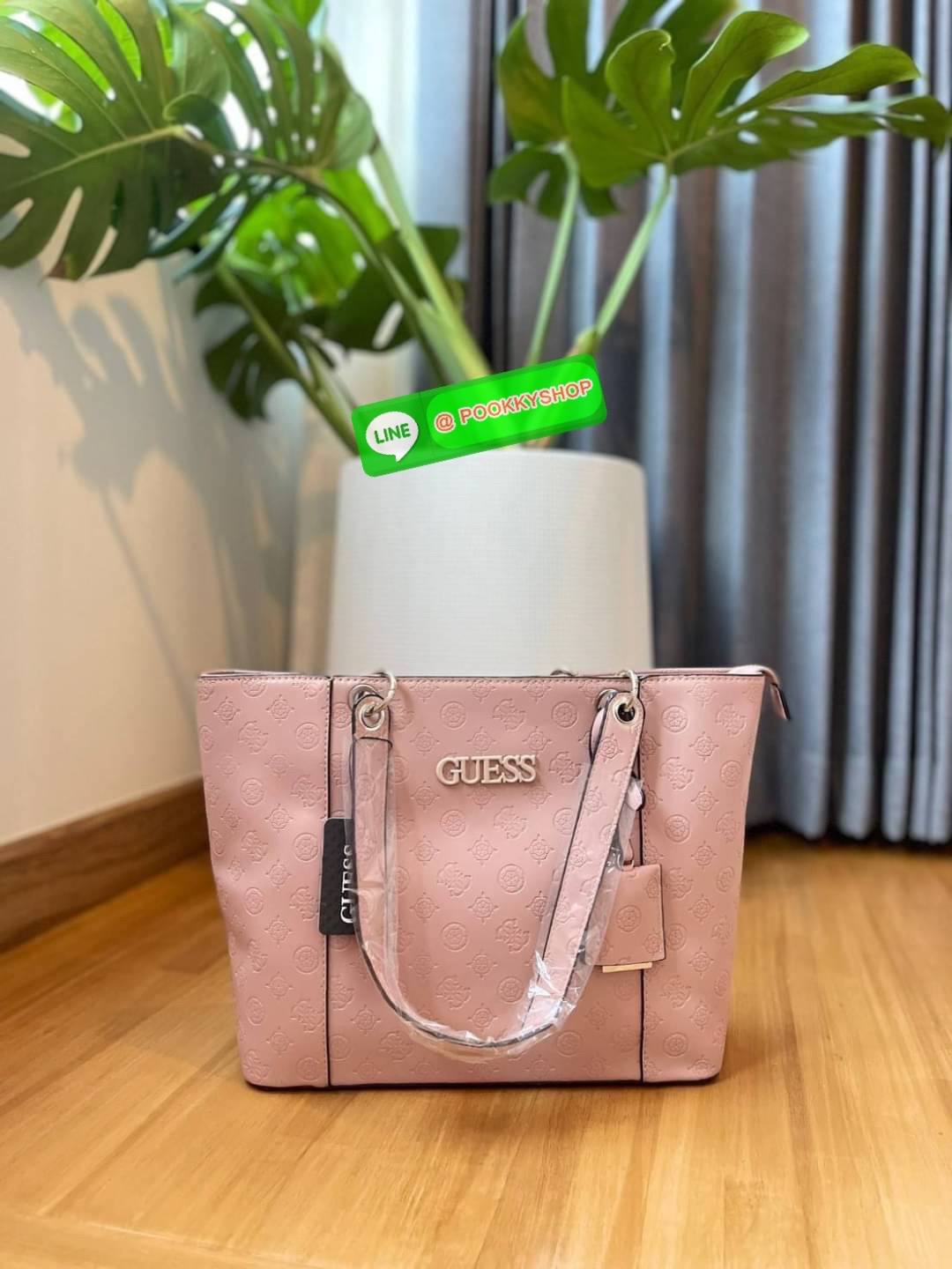 Guess กระเป๋าทรงช้อปปิ้ง หนังดี ปั๊มลายโลโก้แบรนด์รอบใบงานสะพายไหล่ เปิดปิดด้วยซิป มีหมุดรองฐาน ด้านในซับในแบรนด์อย่างดี