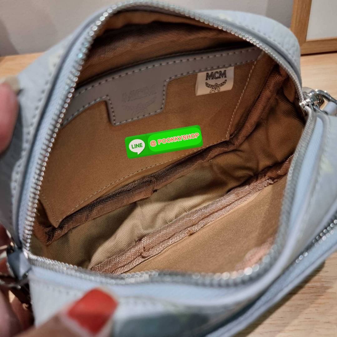 MCM X-MINI KLASSIK CROSSBODY BAG IN VISETOS รุ่นยูนิเซ็กส์มาแล้วจ้า!! ไซส์นี้ใช้ได้ทั้งหนุ่มๆสาวๆไปเลย กระเป๋าสะพายข้างทรงครอสบอดี้ ใบเล็กขนาดกะทัดรัด วัสดุหนังแคนวาสคุณภาพดี มีช่องหลัก 2 ช่อง ภายในมีช่องย่อยให้ 1 ช่อง มาพร้อมสายสะพายสปอร์ตที่ดีไซน์หรูไม่