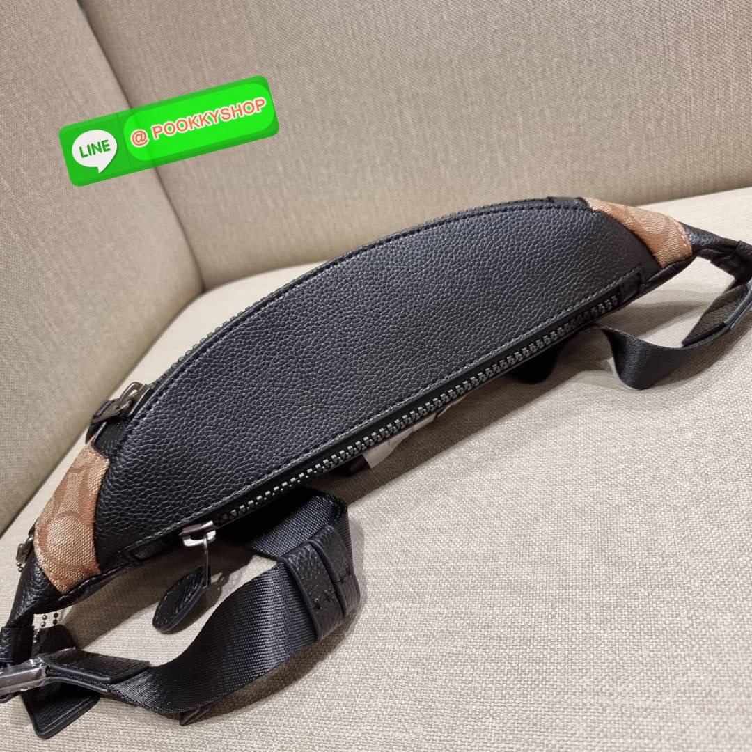 COACH C4028 COACH x PEANUTS WARREN BELT BAG IN SIGNATURE CANVAS WITH VARSITY PATCHES กระเป๋าคาดอกไซส์ใหญ่ คอลเลคชั่นยอดฮิต!! เป็นรุ่นสุดยอดของความคลาสสิค ขนาดสะพายกำลังเท่ คูลๆ ใช้งานง่าย ได้ทั้งหนุ่มๆและสาวๆ วัสดุหนังแคนวาสเคลือบลายสลับหนัง pepble น่าใช้