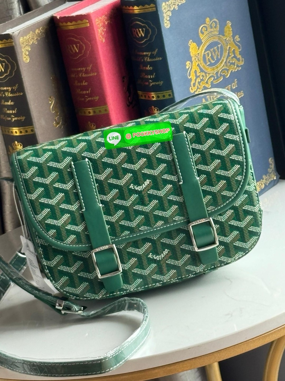Goyard Belvedere Messenger ถูกออกแบบให้มีน้ำหนักเบาเพื่อความคล่องตัวสามารถใส่สิ่งของ ได้อย่างสบายและถือได้ว่าเหมาะอย่างยิ่ง สำหรับการใส่หลากหลายโอกาสด้วยสายสะพายแบบสะพายข้าง และฝาปิดกระเป๋าทั้งสองฝั่งที่แน่นหนา และยังมีการเพิ่มลูกเล่นด้วย ช่องใส่ของทางด้า