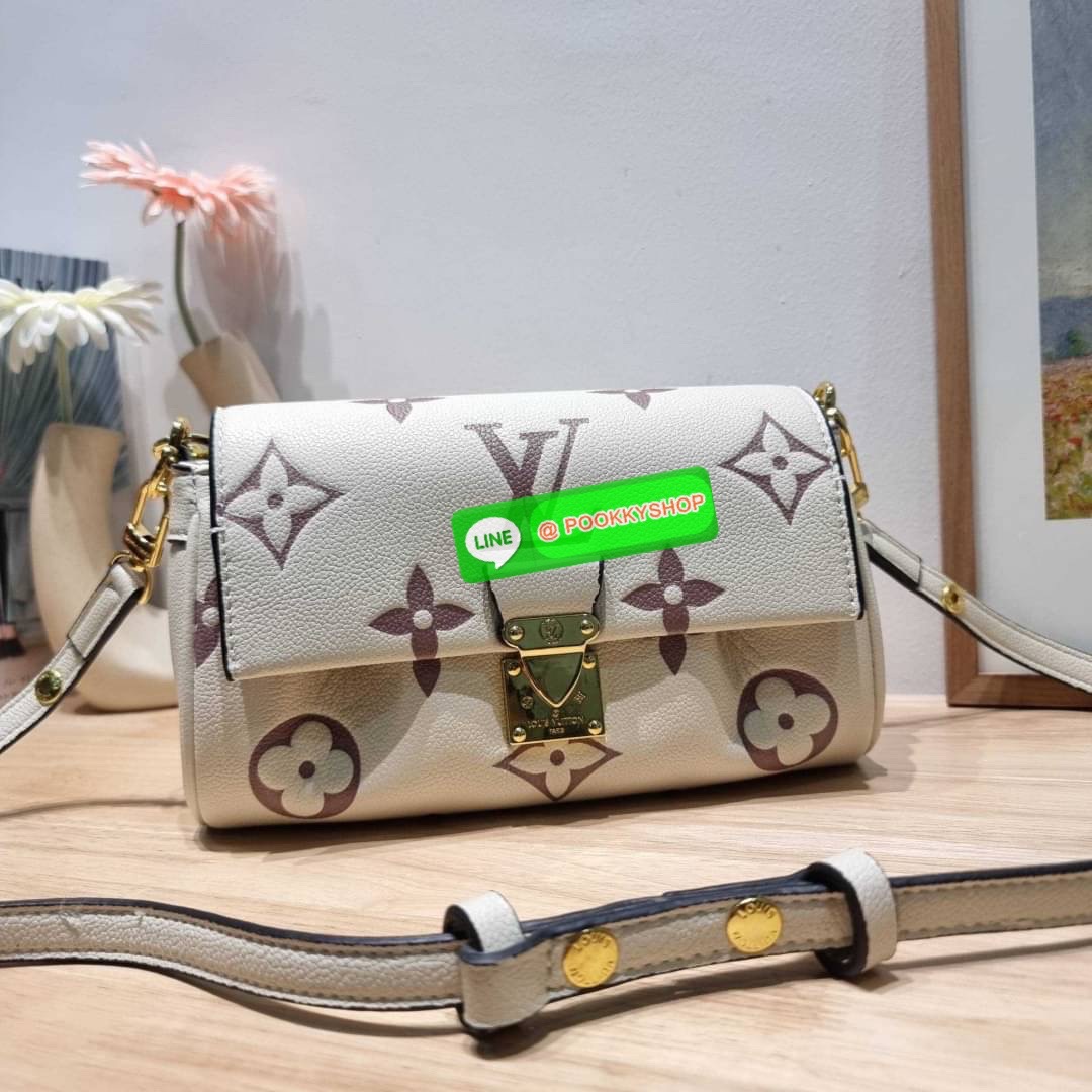 New in กระเป๋าสะพายคอลใหม่ล่าสุด สวยหรู ดูแพง ดีไซน์รูปทรงออกมาให้ใช้งานได้ง่าย เปิด-ปิดด้วยอะไหล่แม่เหล็ก ภายในโล่งกว้าง ใส่ของสำคัญได้ครบ มาพร้อมสายสะพายถึง 2 แบบ สายโซ่สะพายไหล่อัพความหรู และสายหนังที่ปรับยาวสั้นได้ สะพายข้างชิลๆก็ดูดี จัดให้พร้อมเสิร์