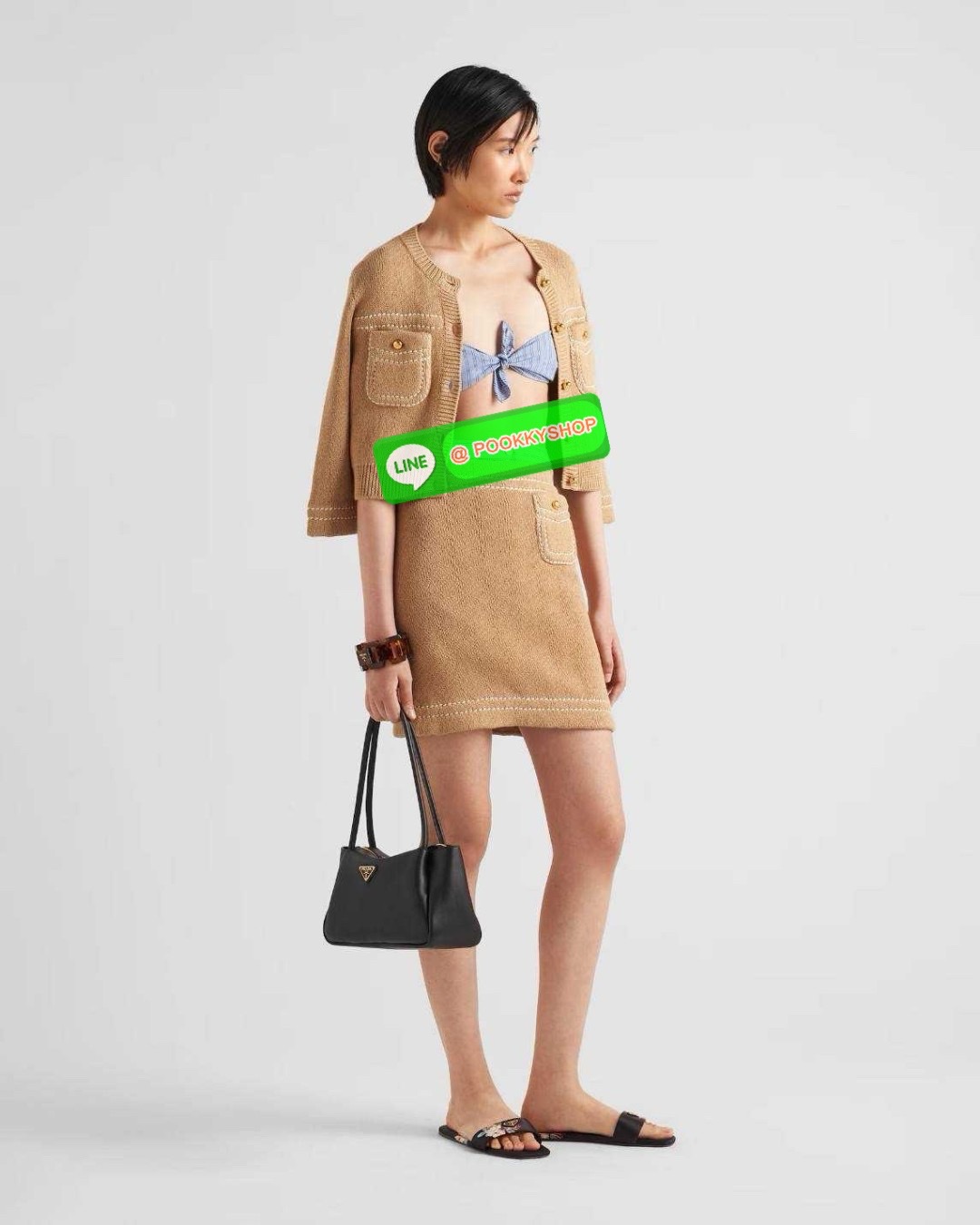 PRADA MEDIUM LEATHER HANDBAG 🔆 Details สะเทือนวงการแฟชั่นแบบสุด! กับกระเป๋าสะพายไหล่พรีเมี่ยมกิ๊ฟ ดีไซน์เก๋และมาแรงมาก สาวๆหนุ่มๆติดแกลมต้องไม่พลาด สวยดูแพง หูสะพายคล้องไหล่สะดวก ปากกระเป๋ามีซิปรูดเปิดปิดง่าย ภายในแบ่งสัดส่วนสวย โล่งกว้าง มีทั้งช่