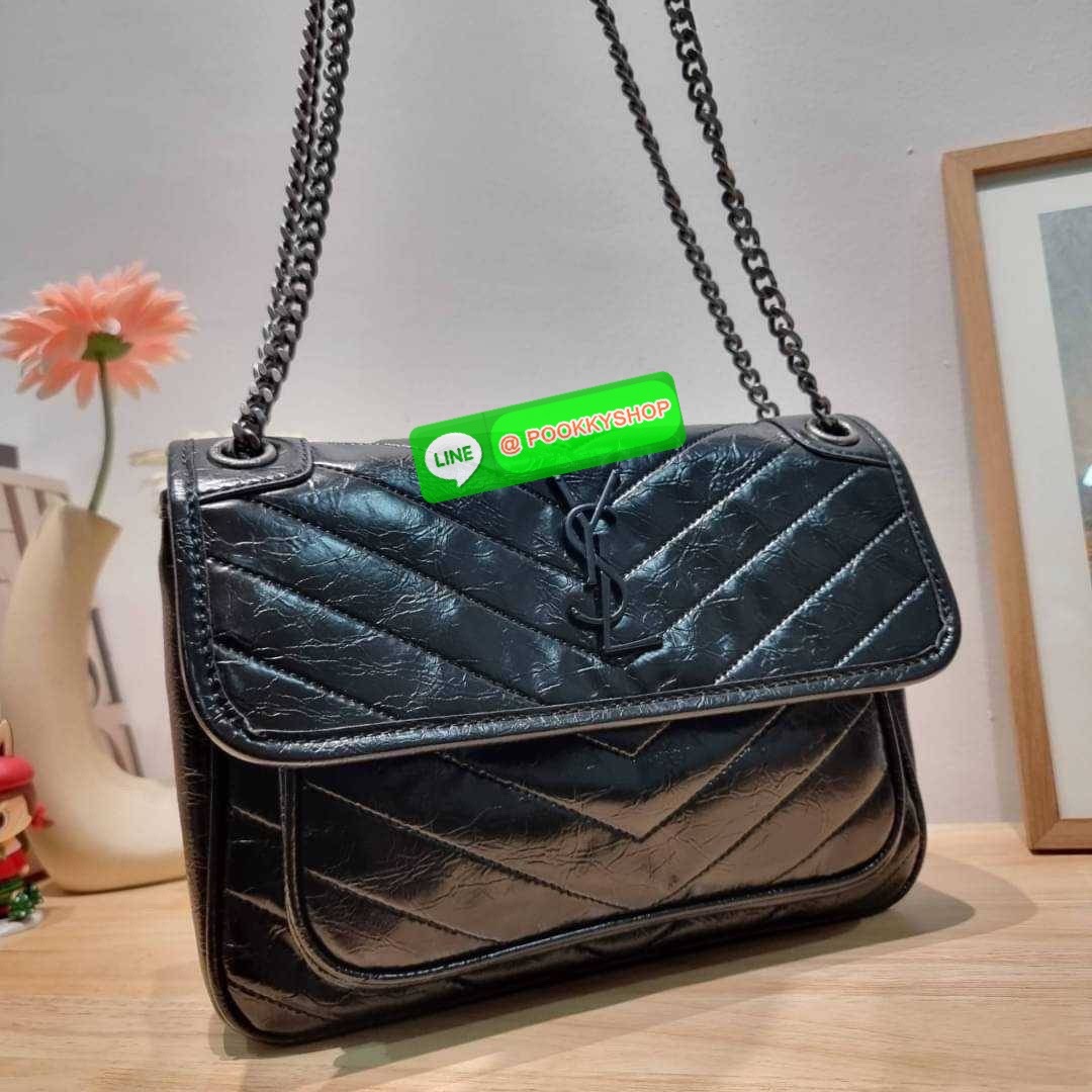 Yves Saint laurent shoulder bag with gwp กระเป๋าสะพายพรีเมี่ยมกิ๊ฟ จากเคาน์เตอร์ vip dutyfree ทรงคลาสสิค สุดฮอต ที่ใครๆก็ต้องมีใช้ ดีไซน์เรียบหรู วัสดุหนังแกะสัมผัสดี ใช้งานง่ายเพียงแค่เปิด-ปิดด้วยกระดุมแม่เหล็ก ภายในโล่งกว้าง จุของได้เลยสบายๆ กระเป๋าสตาง