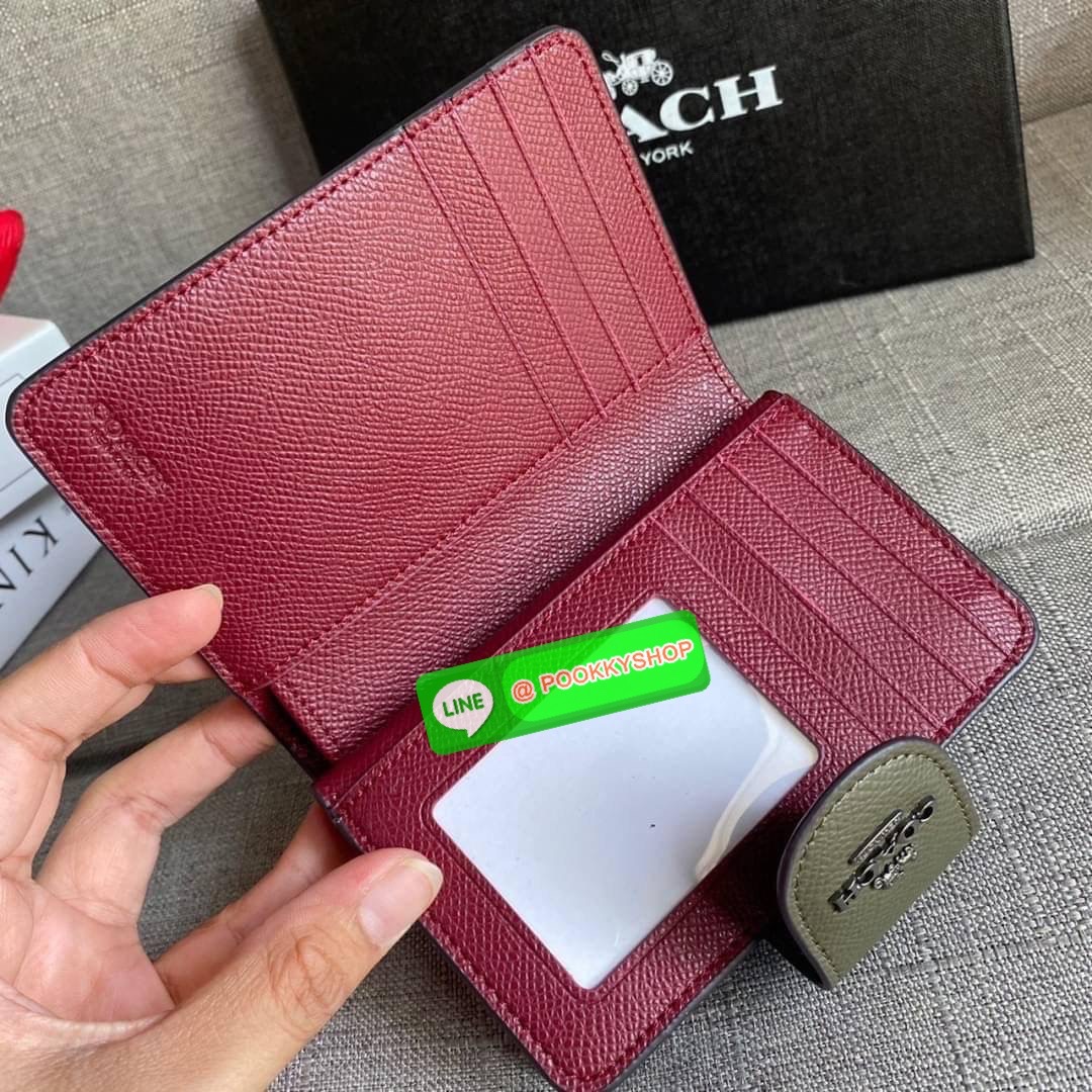 COACH 6390 MEDIUM CORNER ZIP WALLET กระเป๋าสตางค์ใบกลาง สีพื้นเรียบหรู วัสดุcrossgrain ภายในมีช่องใส่บัตรและธนบัตรได้ทุกชนิด มีช่องซิปใส่เหรียญ ขนาดกะทัดรัดพกพาง่าย คนชอบจัดระเบียบกระเป๋าสตางค์แนะนำเลยจ้า