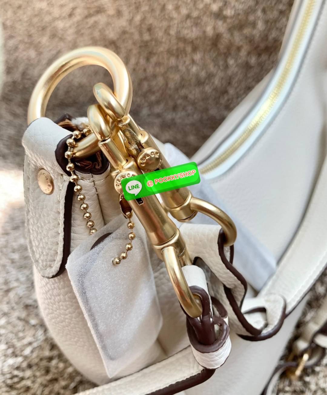 COACH JULES HOBO BAG ((C9189//9190)) 🌍พร้อมส่งที่ไทย! ต้องบอกก่อนว่าหนังรุ่นนี้อย่างดี นิ่มมากๆ สัมผัสแล้วรู้สึกละมุน กับกระเป๋าใบใหญ่ ทรงสวย เปิดปิดกระเป๋าแบบซิปมีหนังห้อยเพิ่มความเก๋ตรงหัวซิปค่ะ ภายในกระเป๋ากว้างมาก ใส่สัมภาระได้ครบครัน หายห่วงเ