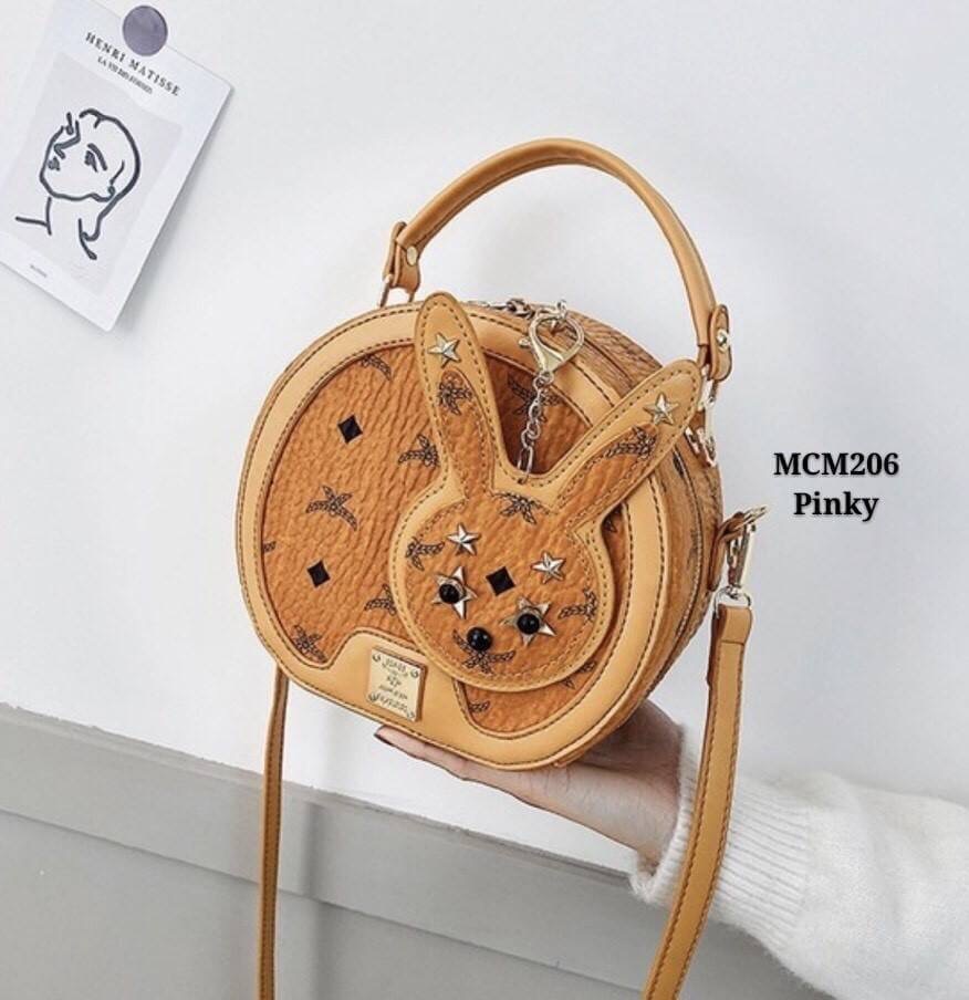 กระเป๋าสะพายทรงกลมสไตล์mcm งานนำเข้าน่ารักสุดๆ ทรงกลมแข็งแรง อยู่ทรง ซิปดี ด้านในกว้าง สายสะพายถอดได้ ถือก็น่ารัก เด่นสุดพร้อมด้วยปอมเข้ากัน แต่งหมุดแน่นๆ สวยอย่าบอกใคร