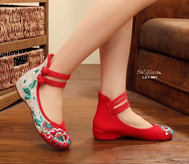 สินค้าพร้อมส่ง ต้อนรับเทศกาลตรุษจีน รองเท้าปักรัดข้อนำเข้า วัสดุผ้าแคนวาส น้ำหนักเบา ใส่สบายค่ะ เสริมส้นด้านใน พื้นยางกันลื่น ห้ามพลาดนะคะ