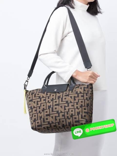 💕Longchamp LE PLIAGE LGP TOP HANDLE BAG M พบกับคอลเลคชั่นใหม่ล่าสุด มีดีไซน์ที่เรียบหรูและคลาสสิก แฝงด้วยลูกเล่นแบบเฟมินีน แถมยังมีน้ำหนักเบาอย่างไม่น่าเชื่อ มาพร้อมกับหูจับกระเป๋าคู่และฝาปิดแบบกระดุม กระเป๋าถือใบนี้สามารถใช้ถือแบบทั่วไป มีสายสะพา