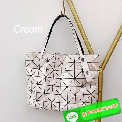 💕 Bao Bao Issey Miyake ROCK MATTE ซีรีส์นี้จะเป็นทรงสี่เหลี่ยมผืนผ้า มีซิปปิดด้านบน ถือเป็นรุ่นที่เหมาะกับการใช้งานในชีวิตประจำวัน สามารถพับมุมและบริเวณด้านล่างของกระเป๋าเพื่อเพิ่มความสะดวกสบายในการใช้งาน ทั้งยังช่วยให้วางกระเป๋าในแนวตั้งได้อีกด้ว
