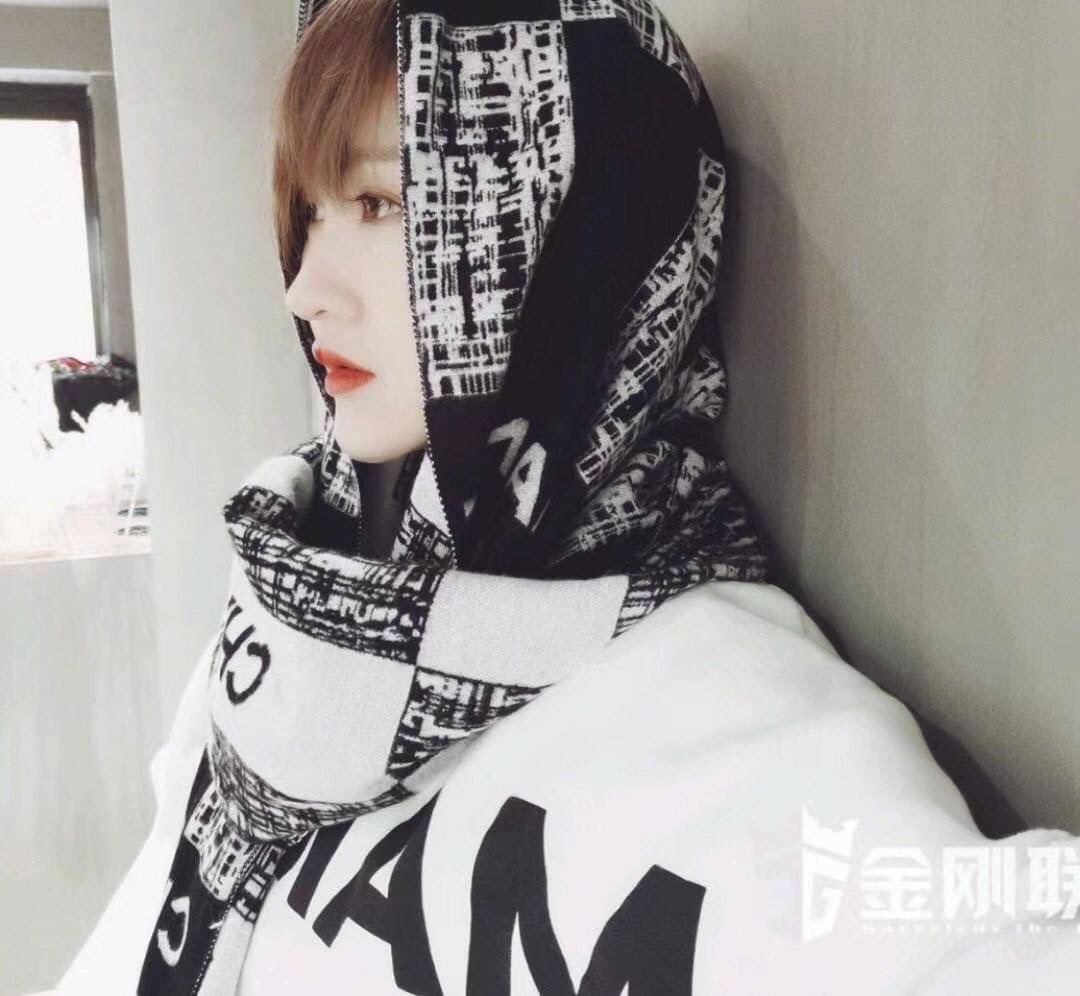 Chanel Shawl Wrap Scarf (With Box) ผ้าคลุม ผ้าพันคอ เนื้อนุ่ม Chanel VIP Premium Gift มาพร้อม กล่องแบรนด์ กระดาษของขวัญแบรนด์ ถุงกระดาษแบรนด์ ริบบิ้น ดอกคามิเลีย จะซื้อใช้เอง ก็ควรมีติดตู้ หรือ เป็นของขวัญก็เหมาะสุดๆ ไปเลยค่า