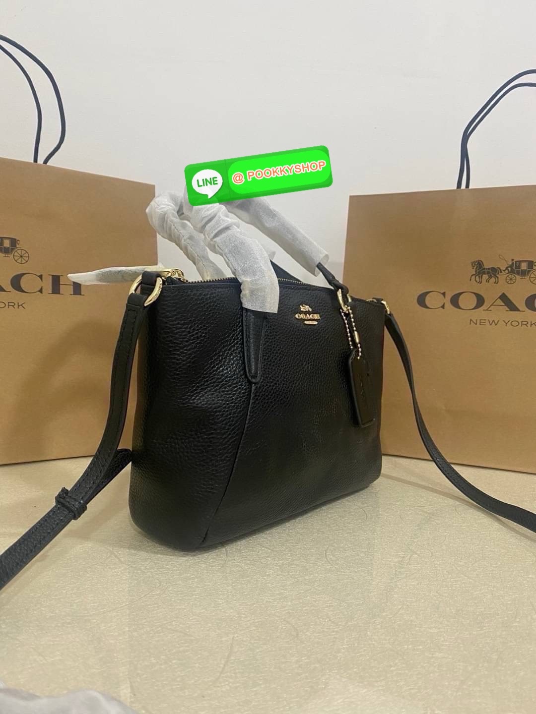 COACH MINI KELSEY SATCHEL IN PEBBLE LEATHER (F57563) 🖤 สีดำคลาสสิก หนังแท้ทั้งใบ สายสะพายถอดได้ 🎀 ขนาดกำลังพอดี ใส่ของจำเป็นได้ครบ มือถือ กระเป๋าสตางค์ พวงกุญแจ 💎 อะไหล่ทองสวยเรียบหรู มีป้ายห้อย COACH และโลโก้ปั๊มกลางใบ