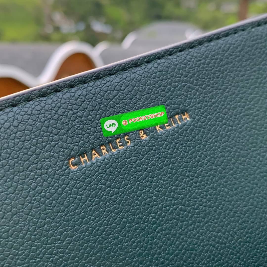 Charles & Keith Classic Zip Around Wallet กระเป๋าาสตางค์ใบยาว ซิปรอบ ด้านในมีช่องใส่บัตรหลายช่อง มีช่องใส่ธนบัตร และช่องซิปใส่เหรียญค่ะ มาพร้อมสายคล้องข้อมือ ตกแต่งด้วยหมุด