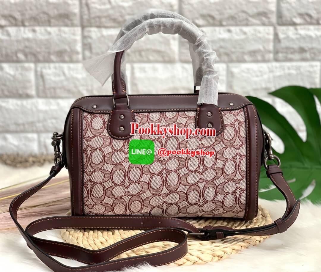 COACH IVIE BENNETT SATCHEL IN SIGNATURE JACQUARD BAG ✔️วัสดุผ้าJACQUARD +pvc ✔️ป้ายห้อยเป็นโลหะแบรนด์ ✔️เปิดปิดกระเป๋าแบบซิป ภายในใส่กระเป๋าสตางค์ใบยาวได้ ของอื่นๆจุค่ะรุ่นนี้ ✔️สายสะพายถอดออกได้ เลื่อนปรับระดับได้นะคะ