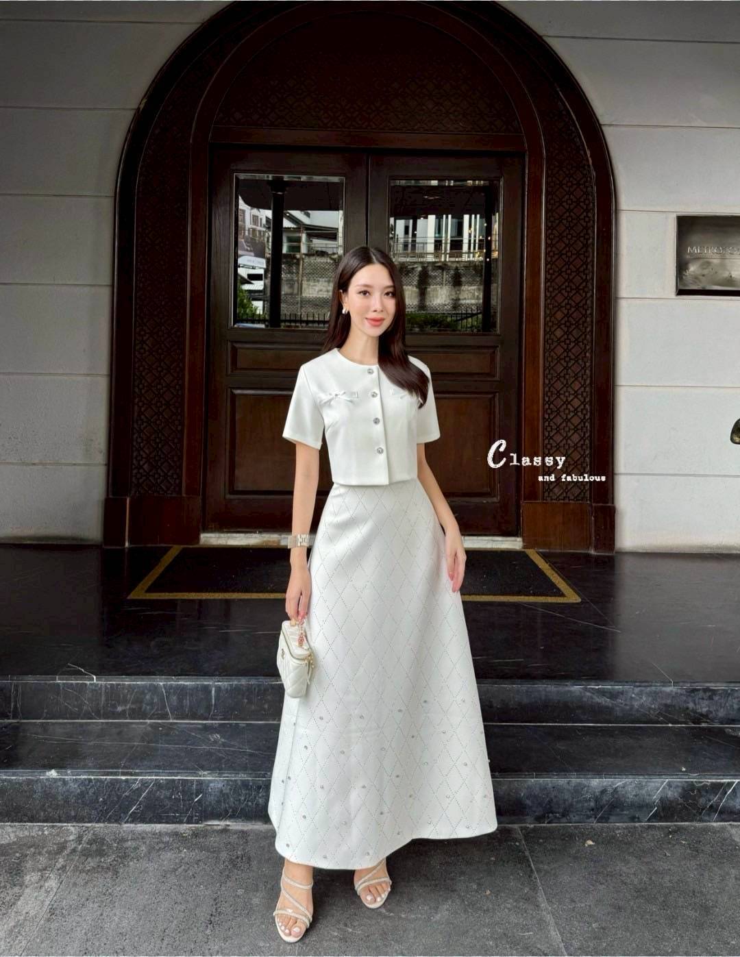 ชุดเซทแฟชั่น set เสื้อผ้าพื้นคอกลมแขนสั้นติดโบว์กระดุมเพชรด้านหน้า + กระโปรงยาวเพชร