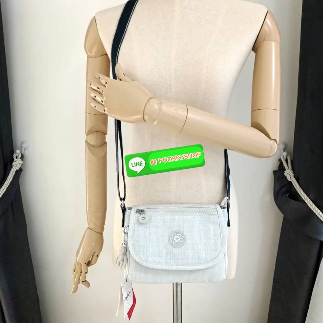 KIPLING SABIAN CROSSBODY MINI BAG กระเป๋าสะพายข้าง วัสดุ Nylon & Polyester 100% ขนาดเล็กกำลังน่ารัก เปิด-ปิดด้วยฝาปิดกระดุมแม่เหล็กและซิปแบรนด์ ด้านในมีแท็กแบรนด์