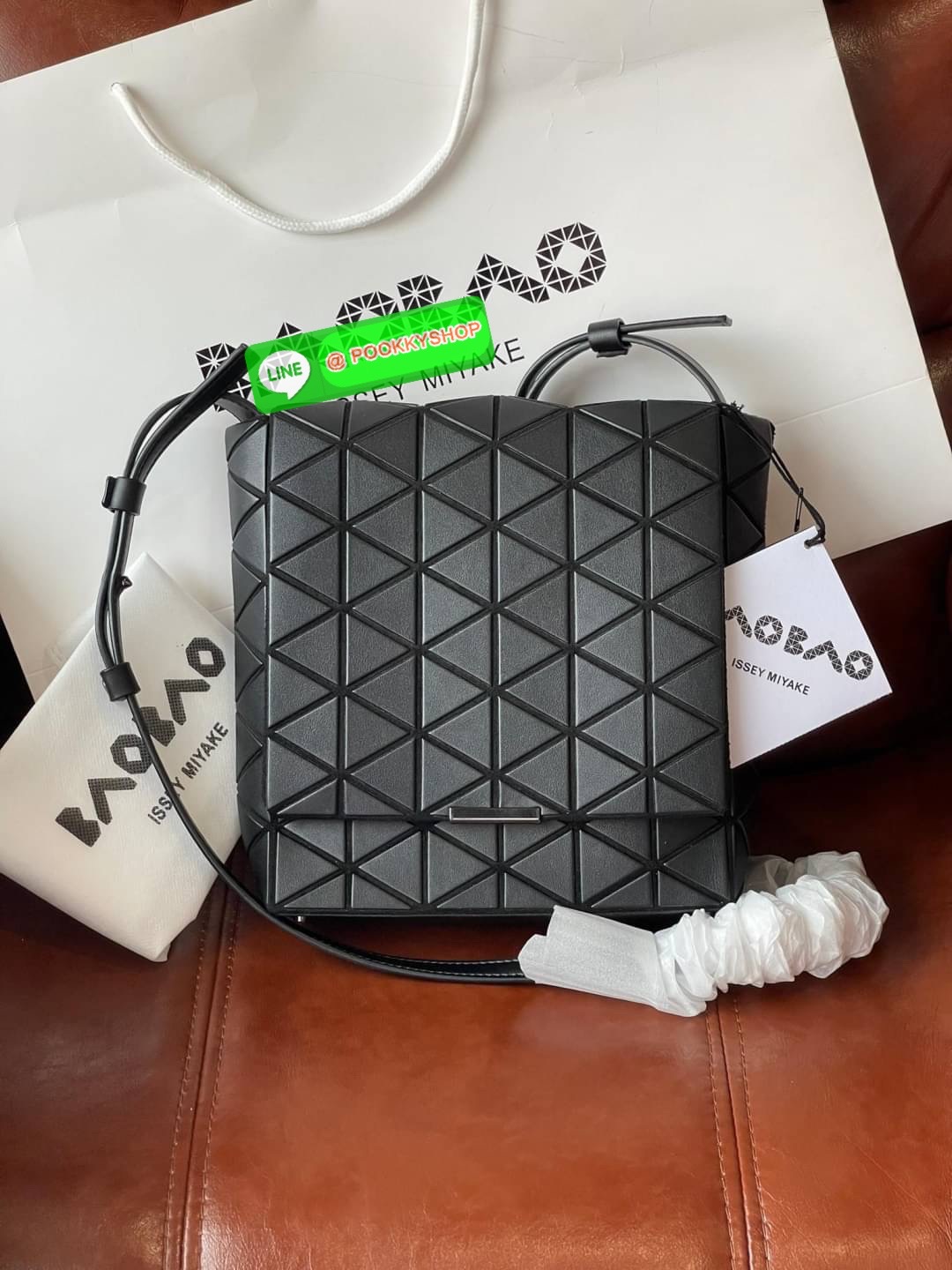 💕Baobao Issey Miyake Off-White Flap Messenger Bag(Large) สำหรับใครที่ต้องการใช้งานแบบเน้นการเคลื่อนไหวที่คล่องตัว แนะนำรุ่นนี้เลยคะ มาพร้อมแผ่นรูปทรงสามเหลี่ยมอันโดดเด่นแฝงไปด้วยความทันสมัยบ่งบอกถึงความเป็นเอกลักษณ์ของแบรนด์ได้เป็นอย่างดี ซึ่งสายส