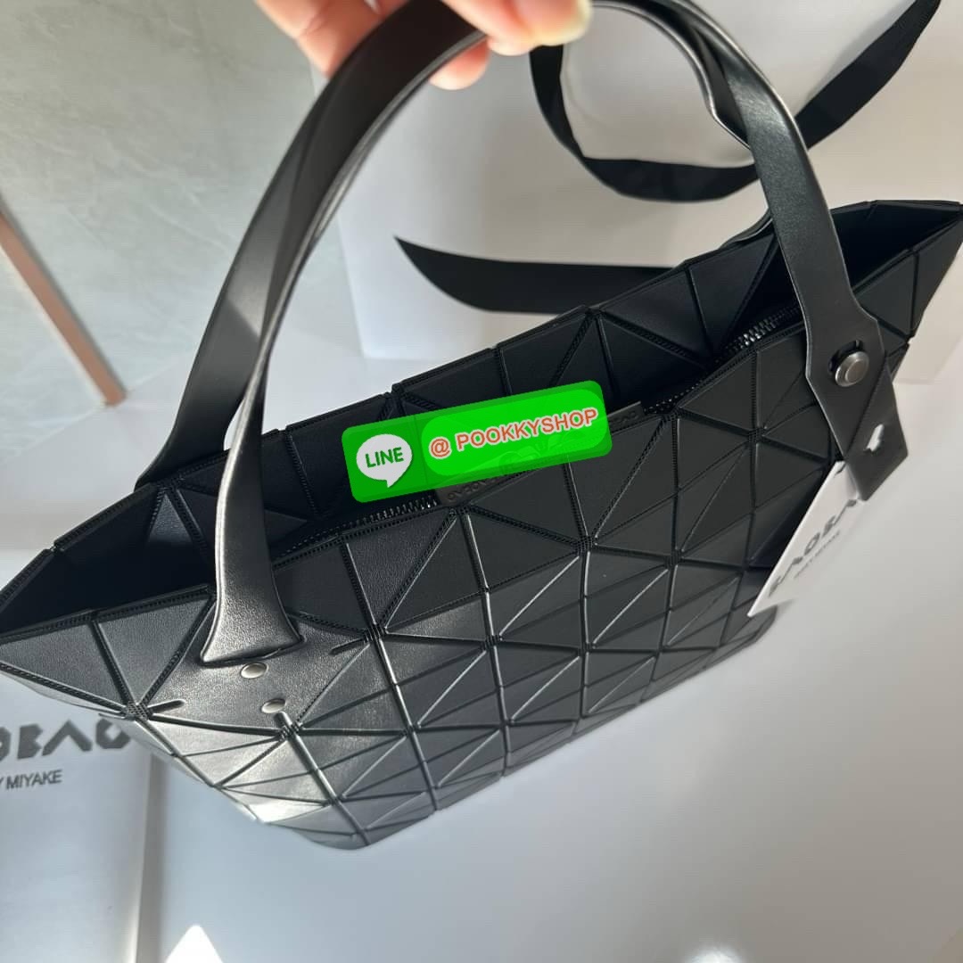 Bao bao Issey Miyake Rock Matte กระเป๋า Bao Bao ซีรีส์นี้จะเป็นทรงสี่เหลี่ยมผืนผ้าและทรงสี่เหลี่ยมจัตุรัส น้ำหนักเบา มีซิปปิดด้านบน ถือเป็นรุ่นที่เหมาะกับการใช้งานในชีวิตประจำวัน สามารถพับมุมและบริเวณด้านล่างของกระเป๋าเพื่อเพิ่มความสะดวกสบายในการใช้งาน ทั