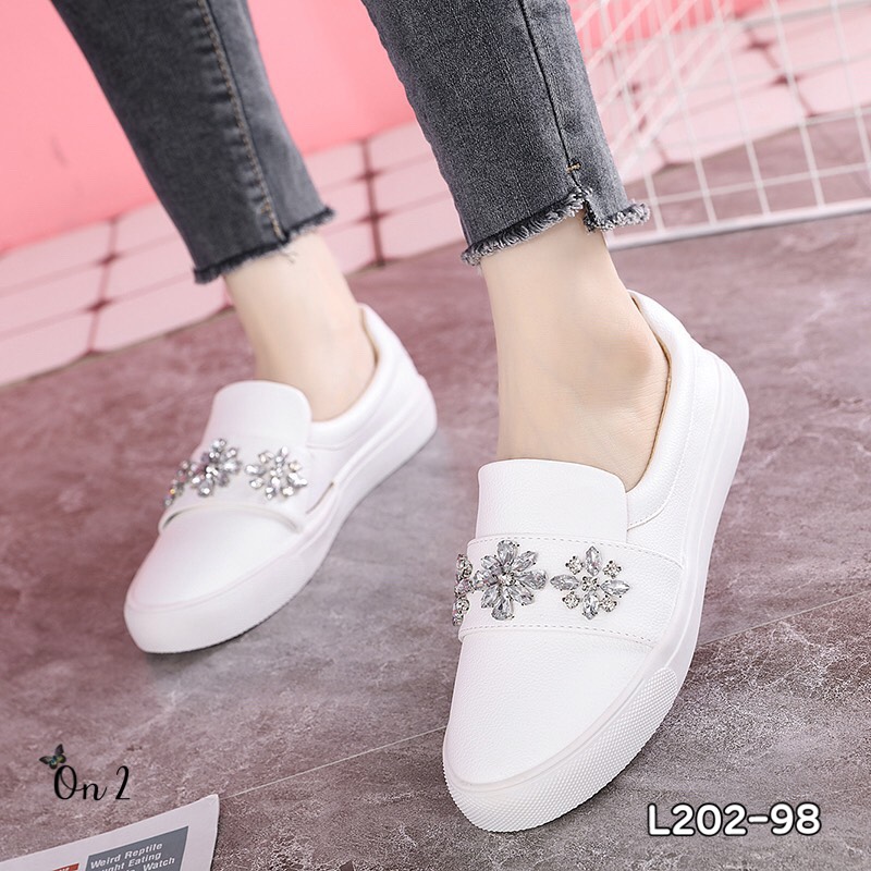 แบบใหม่ รองเท้าผ้าใบหนัง งานแฟชั่นสไตล์แบรนด์คู่นี้หนังนิ่มนะจ๊ะ ทรงสวยหน้าประดับคลิสตัลรูปดอกไม้ด้านในนิ่ม ใส่สบายพร้อมส่ง2สี