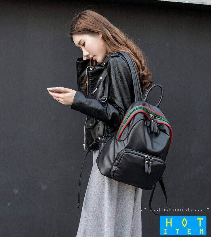 เข้าเพิ่มล็อตใหม่ ITEM SO HOT!!! KOREA HOT TREND LEATHER BACKPACK Item ฮ็อตๆที่ไม่ควรพลาด หน้าฝนมาแล้วรออะไร จัดเป้กันน้ำ ไปใช้กันนะคะ กระเป๋าเป้ทรงสะพายหลัง วัสดุ pu เนื้อหนานิ่มงานคุณภาพเกรด AAA ตัดเย็บแบบเท่ห์ๆ แต่งขอบผ้าสไตล์งานแบรนด์ มีช่องใส่ของด้าน