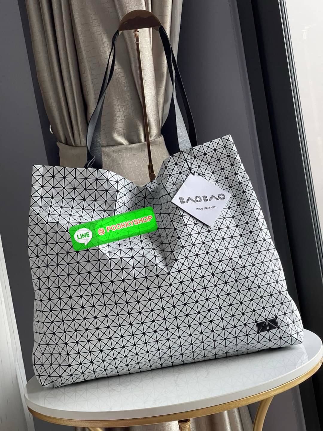 Baobao Issey Miyake Cart geometric L tote bag รูปทรงที่สร้างขึ้นโดยบังเอิญ' เสื้อผ้าที่มีโครงสร้างและได้รับการออกแบบทางวิศวกรรมอันเป็นเอกลักษณ์ของแบรนด์ ส่งต่อไปยังเครื่องประดับที่น่าประทับใจและไร้กาลเวลาเหล่านี้ กระเป๋าโท้ต Cart ประดิษฐ์ขึ้นจากการตั