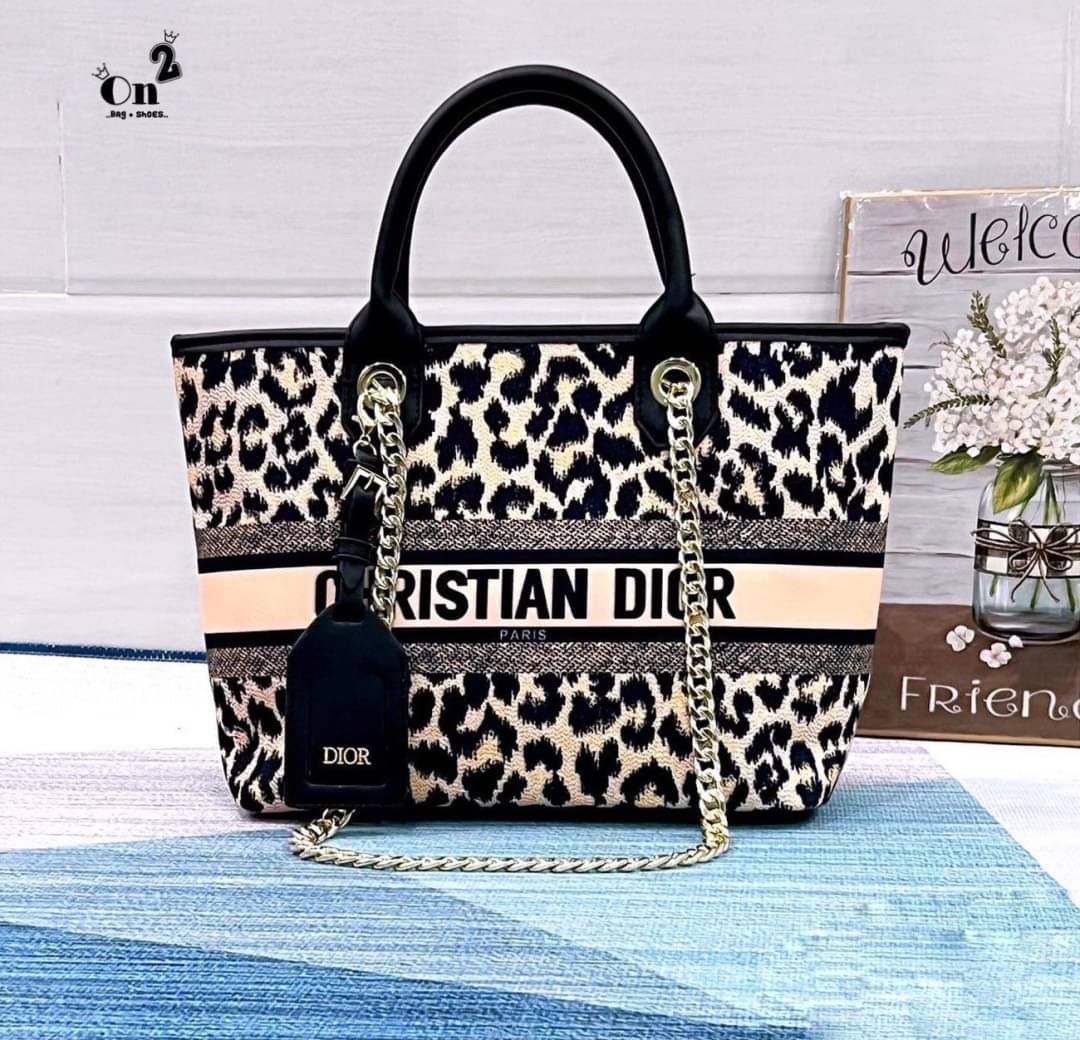 Dior Christian 🎁🎁มาแล้วค่ะdior christian สำหรับใครที่รอรุ่นนี้ ลายมาใหม่ ขนาดใหญ่ กำลังพอดีใส่ของได้เยอะ ตัวกระเป๋าผลิตจากผ้าทออย่างดีแน่นหนา ปั๊มแบรนด์ทุกจุด