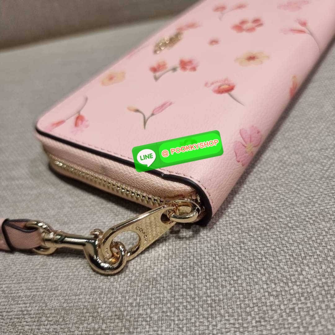 COACH C8695 LONG ZIP AROUND WALLET IN SIGNATURE CANVAS WITH MYSTICAL FLORAL PRINT พร้อมเสิร์ฟความหรู กับคอลใหม่ล่าสุด กระเป๋าสตางค์ใบยาวกึ่งคล้องมือ มาในดีไซน์ผู้ดี เรียบหรู ถือใช้แล้วขับผิวมาก ลวดลายดอกไม้คละเคล้าสวยงาม วัสดุหนังแคนวาสเคลือบลาย มาพร้อมสา