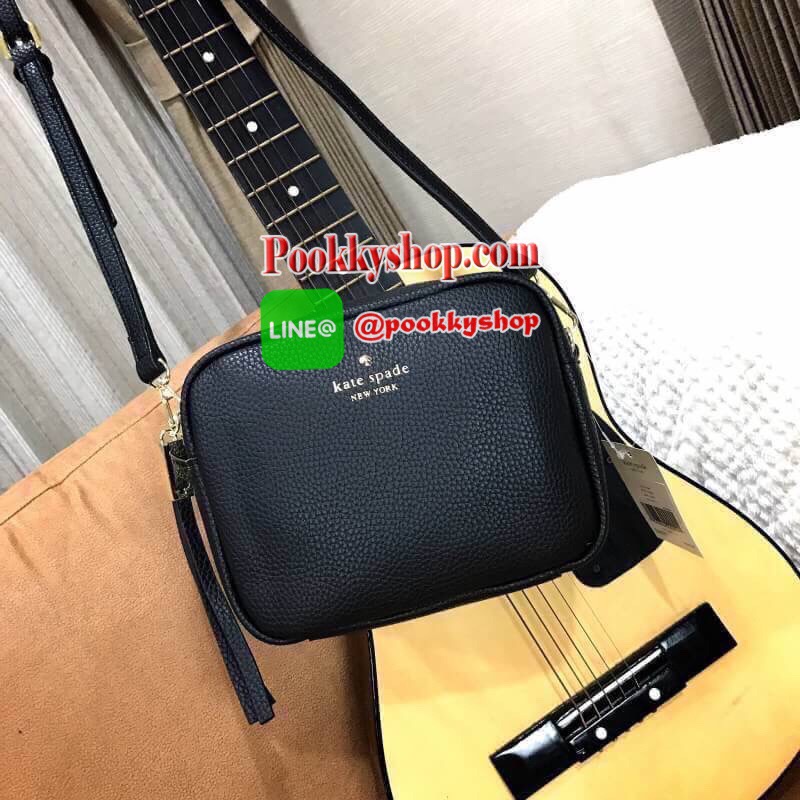 ReStock! รุ่นยอดนิยม Kate Spade NewYork Mini Leather Shoulder Bag กระเป๋าสะพายขนาดมินิหนังสวยหรูอยู่ทรงด้านหน้าประดับโลโก้สีทอง มาพร้อมหัวซิปพู่หนัง และสายสะพายยาวปรับระดับได้ ภายในมีโลโก้ ช่องซิปและช่องเล็ก ซับในสกรีนลายตามแบบฉบับของแบรนด์ ใส่กระเป๋าสตาง