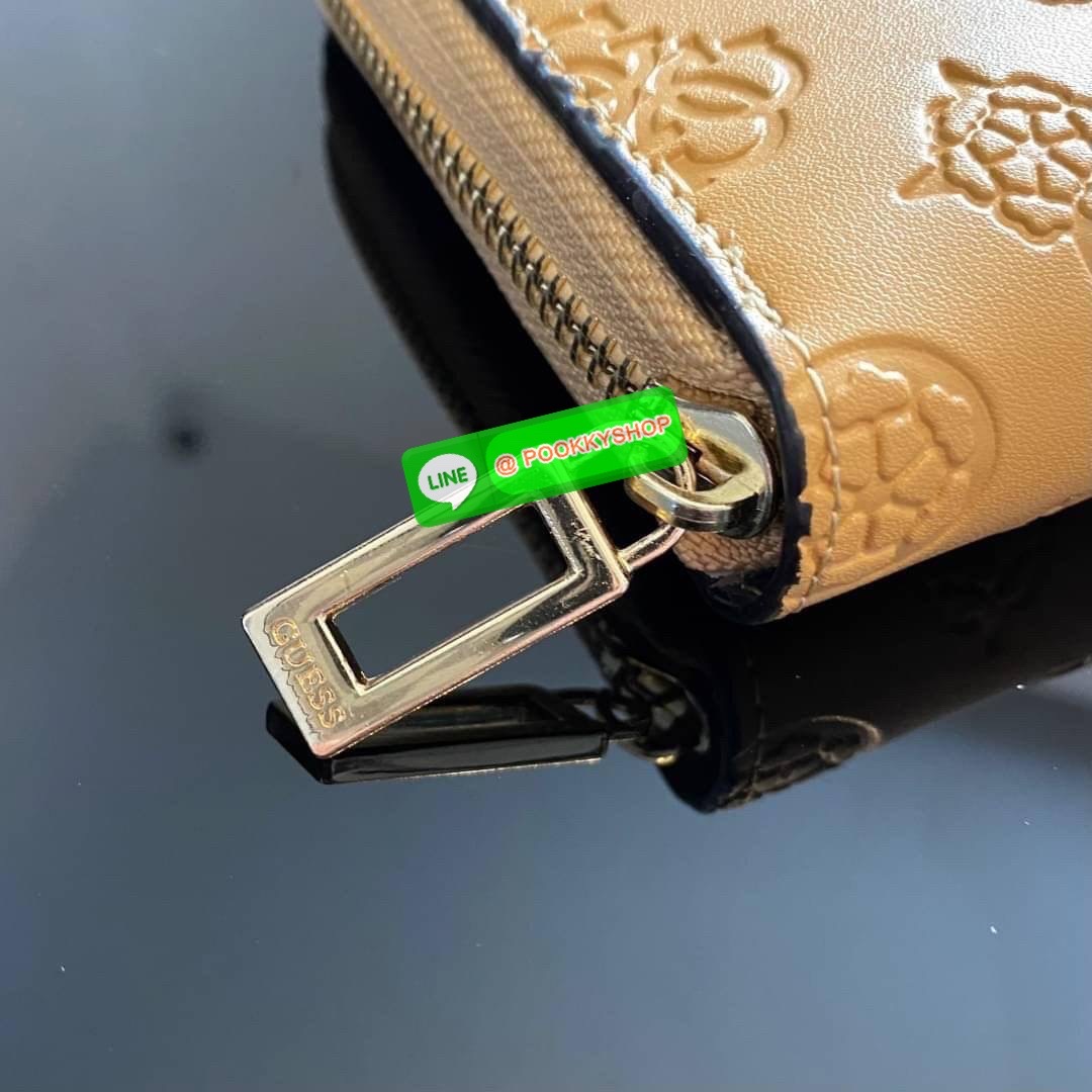 Guess Long Wallet กระเป๋าเงินใบยาวซิปรอบ ด้านหน้ามีโลโก้แบรนด์สีเข้ากระเป๋าสวยสะดุดตา รุ่นนี้มีสายคล้องมือมาให้ เพื่อใช้งานง่ายและสะดวกมากยิ่งขึ้น ด้านในมีช่องใส่ธนบัตร ช่องใส่บัตร และช่องซิปใส่เหรียญค่ะ