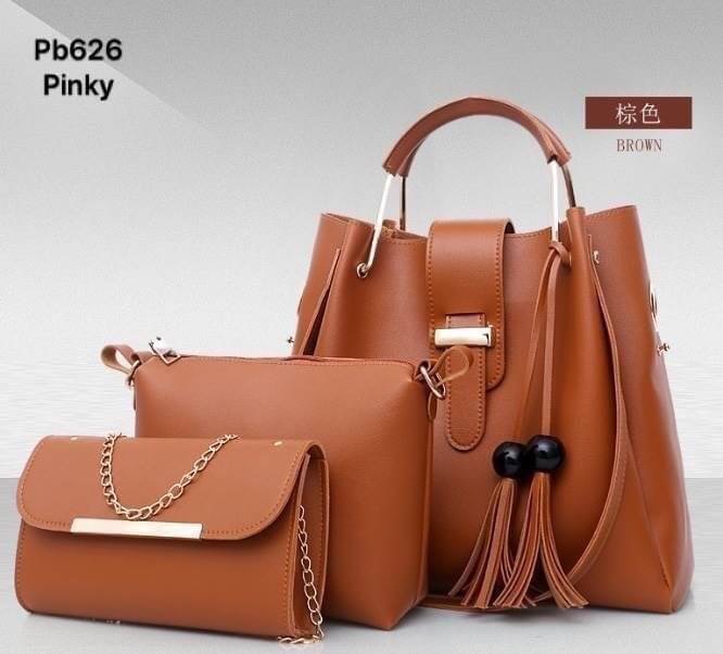 พร้อมส่ง PB626 (ผลิตใหม่งานดีกว่าเดิม) มาแล้วจ้า ครบสี รุ่นขายดีตลอดกาล งานเซตหรู ดูแพง ใบใหญ่ออกแบบสวยเข้ากับทุกชุด ตกแต่งพู่สวยงาม สายยาวติดกับตัวกระเป๋าถอด ไม่ได้ค่ะ ผลิตจากหนัง pu เกรดพรีเมี่ยม คุ้มมากได้ถึง 3 ใบ จัดเซตเข้ากั้นนนเข้ากัน สาวๆรีบจัดเลยจ