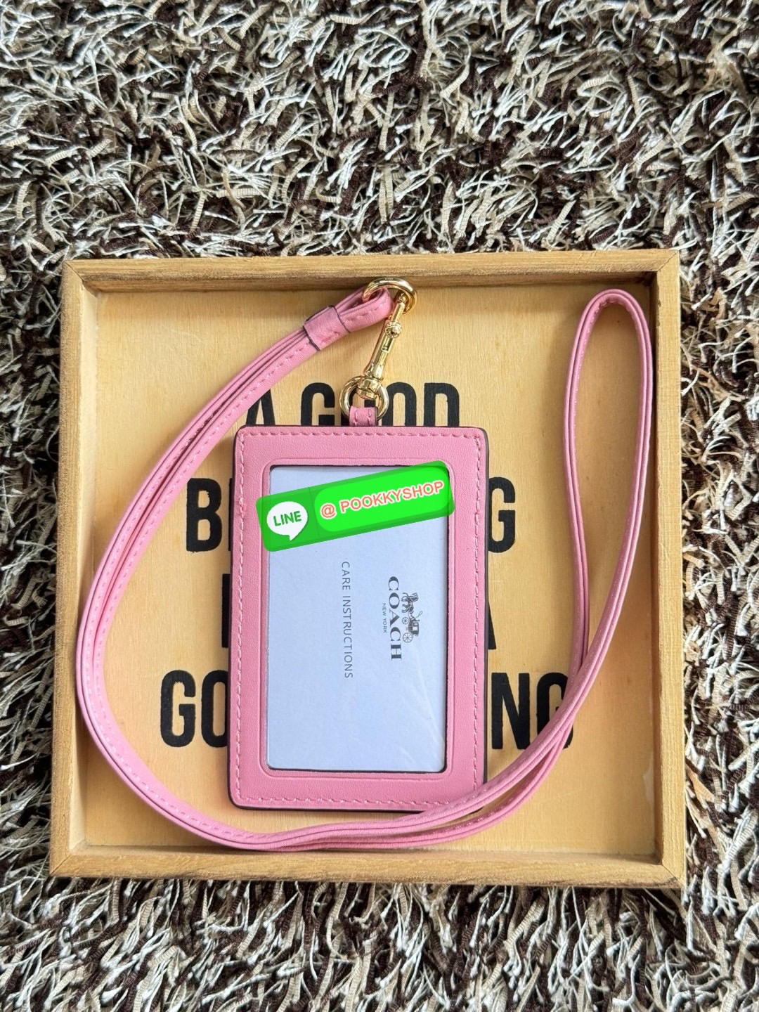 Coach Lanyard In Signature สายคล้องบัตรสุดชิคที่สาวๆออฟฟิต นักเรียนนักศึกษาควรต้องมี ด้านหน้า สามารถใส่บัตรเห็นรูปได้ 1 ใบ และใส่บัตรต่างๆเพิ่มได้อีกถึง 3 บัตรด้วยกัน สามารถถอดสลับสายได้