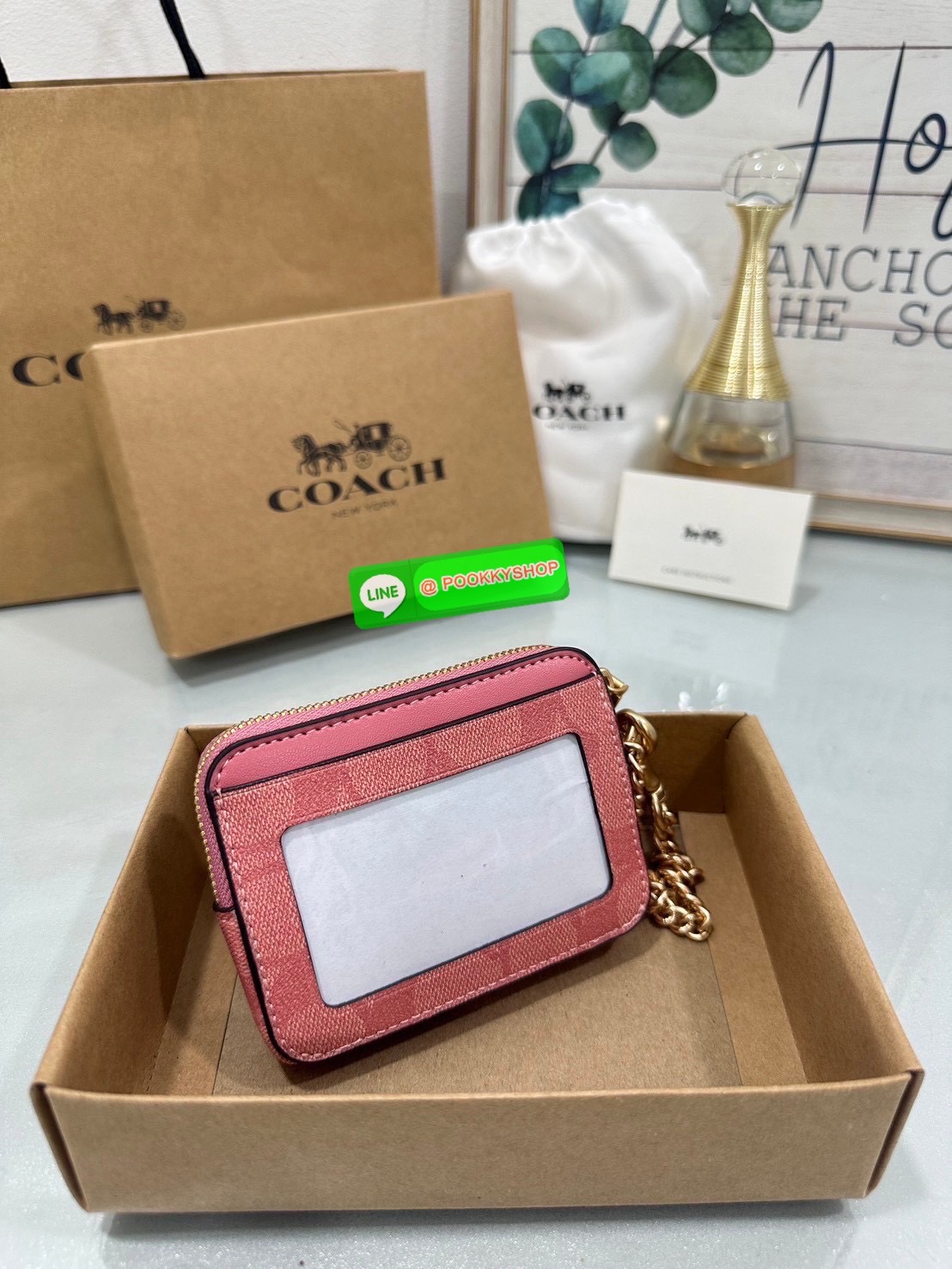💗Coach C0058 Zip Card Case In Signature Canvas💗 กระเป๋าใบนี้นอกจากช่องใส่บัตรแล้ว ด้านหลังยังมีช่องสำหรับใส่ธนบัตรหรือเหรียญสามารถเปิดปิดได้ด้วยซิป เพิ่มลูกเล่นเป็นสายโซ่คล้องมือ หรือคล้องกับกระเป๋าก็ได้เช่นกัน ขนาดกะทัดรัด พกพาสะดวก การดู