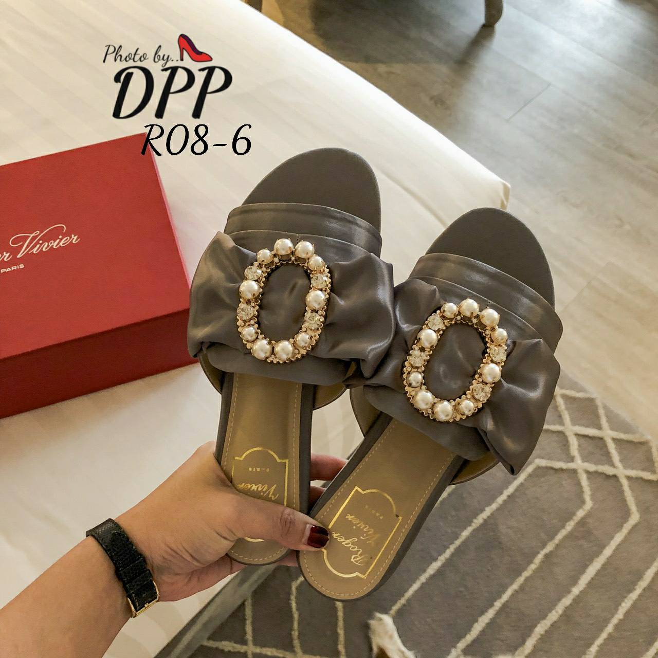 R08-6 พร้อมส่ง Roger vivier sandal 2019 งานใหม่ล่าสุดชนshop ไปเลยจ้า สวยตาแตก ทั้งเพชรทั้งมุข มาเต็มขนาดนี้ รีบจัดเลยน๊า งานผ้าซิน ส้นแบน ทรงสวม สวยม๊ากกกกกก