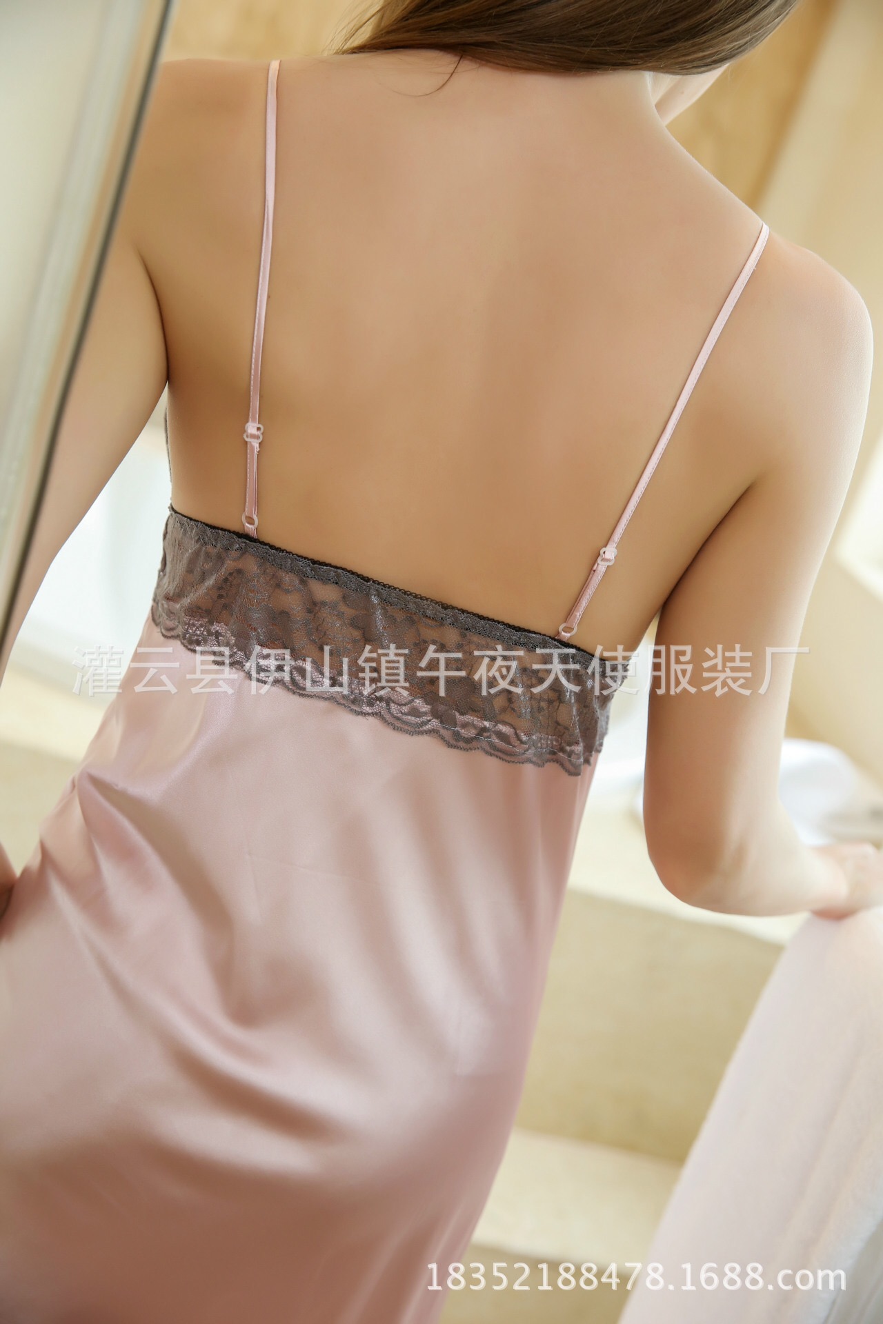 ชุดนอน สายเดี่ยว ชุดนอนผ้าไหม สีชมพูอ่อน แต่งลูกไม้สีเทาช่วงหน้าอก (ไม่ซีทรูนะคะ) แบบชุดสวยหรู คลาสสิค ไม่โป๊คะ งานเนี๊ยบ เกรดพรีเมี่ยมเลยจ๊ะ