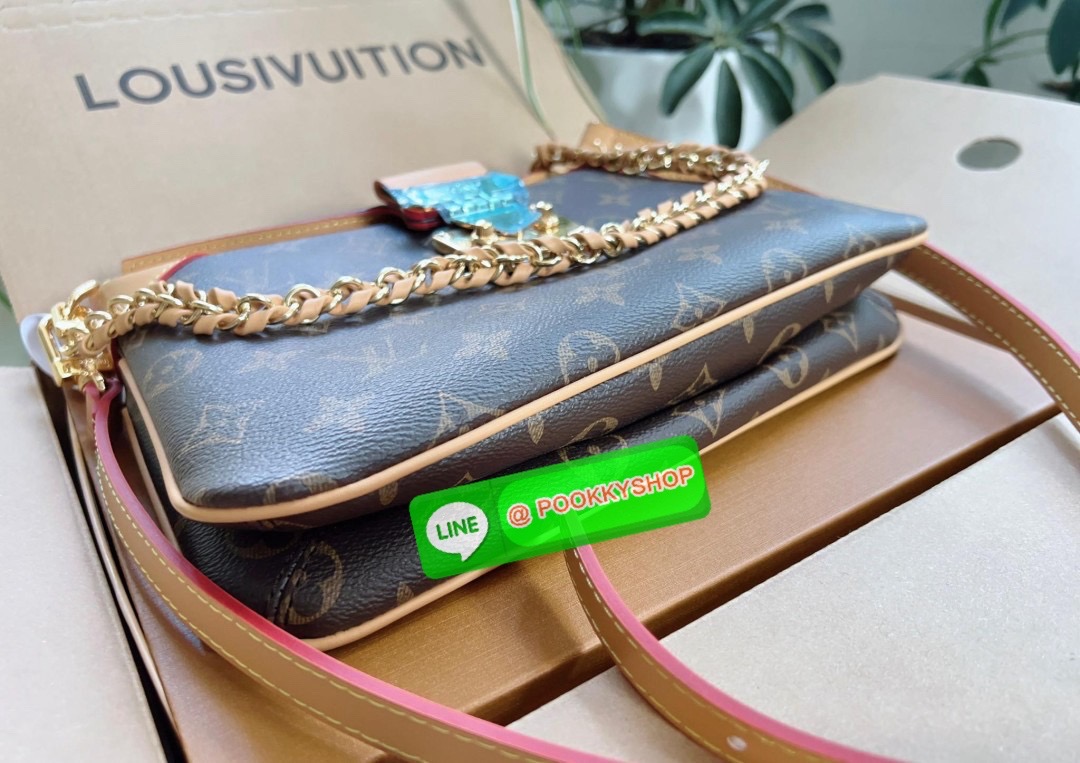 NEW IN เป็นอีกหนึ่งรุ่นที่สวยและดูดีมาก ห้าทพลาด! LOUIS VUITTON TWINNY BAG ((VIP GIFT DUTY FREE ตปท.)) 🔖พร้อมส่ง! เปิดออกมาน้องจะมีความหอมอ่อนๆในตัว คือดีย์มากๆ หนังแท้อย่างดี มีความนิ่ม ทรงสวย เก๋ ใช้ได้กับทุกๆวันไม่เบื่อเลยค่ะสาวๆ