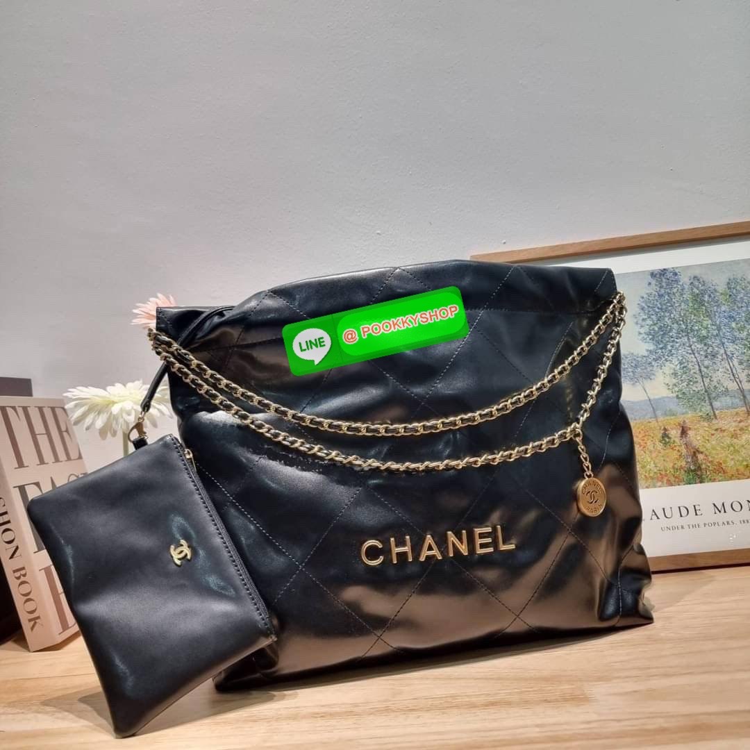 เกินต้านที่สุดกับไอเท็มนี้ Chanel 22 ที่สาวๆหรือใครๆก็ต้องมีแล้ว!! แค่เห็นก็หลงรัก กระเป๋าทรงสวย ดีเทลเรียบแต่มีความหรูแอบซ่อนอยู่ ด้วยดีไซน์สายสะพายโซ่สีทอง และโลโก้อันโดดเด่น วัสดุหนังแกะ สัมผัสดีงามน่าหลงใหลมาก ใช้ได้ง่ายๆไปเลยทุกโอกาส ใช้งานได้สะดวก ม