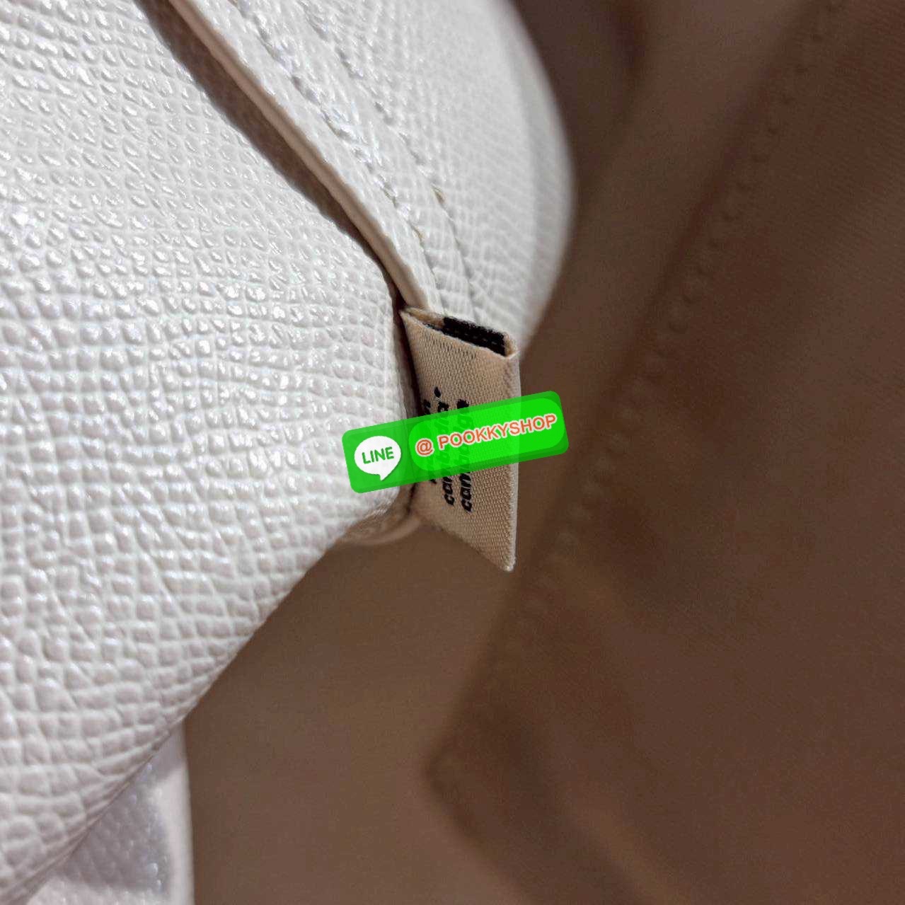 🔆 Model Coach CBH89 City Tote bag in Sketch Signature Canvas กระเป๋า City Tote รุ่นใหม่ล่าสุด ลายสวยมากๆ ดีไซน์ตัวซีลายสเก็ตช์ไม่ซ้ำ ไม่เกร่อ กระเป๋าโท้ทที่ขึ้นชื่อว่าจุของได้เยอะมากๆ ภายในโล่งกว้าง สายสะพายไหล่ในตัว สะพายไปเรียนคือได้เลย หรือสะพา