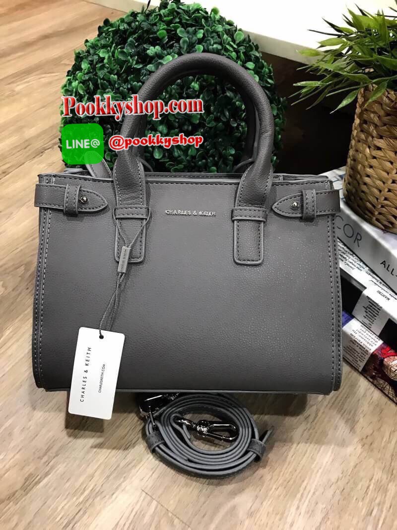 NEW ARRIVAL! CHARLES & KEITH BASIC TOP HANDLE BAG กระเป๋าถือหรือสะพายรุ่นใหม่ชนช็อปดีไซน์สวยอยู่ทรงเเข็ง ขนาดกำลังดี น้ำหนักเบา ด้านหน้าประดับโลโก้แบรนด์ เปิดปิดด้วยซิปสะดวกใช้ ด้านข้างมีสายรัดปรับทรงกระเป๋าภายในมีช่องซิป ใส่กระป๋าสตางค์ใบยาว ipad mini ได