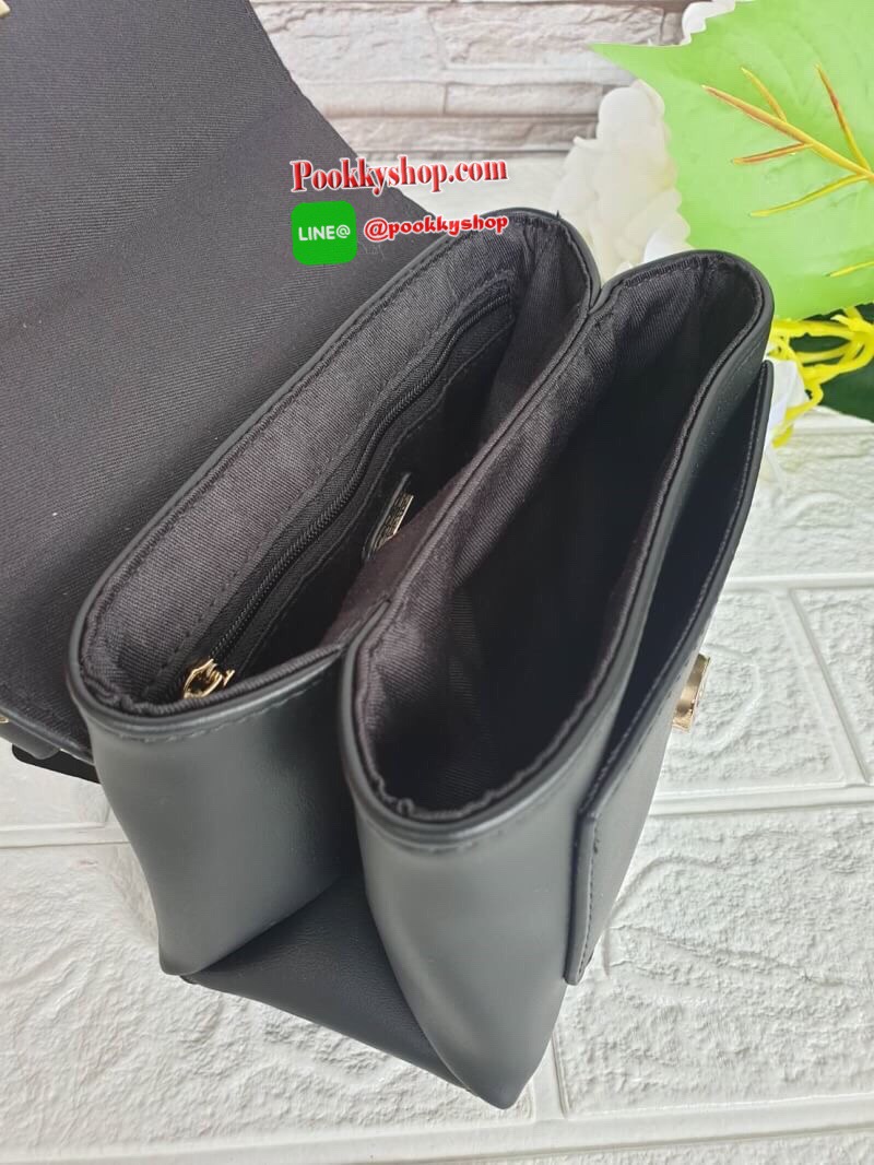 Guess Mini Crossbody Bag กระเป๋าสะพายข้าง Crossbody หนังนิ่มเรียบอยู่ทรง มาพร้อมพวงกุญแจแบรนด์ฝังเพชรสวยหรู ดูแพง พวงกุญแจถอดออกได้ กระเป๋าขนาดกำลังพอดี น่ารัก น่าใช้ค่ะ เปิด-ปิดด้วยกระดุมแป็ก ด้านหน้าติดโลโก้แบรนด์อะไหล่ทอง ภายในโล่ง ซับในผ้าอย่างดี มีช่