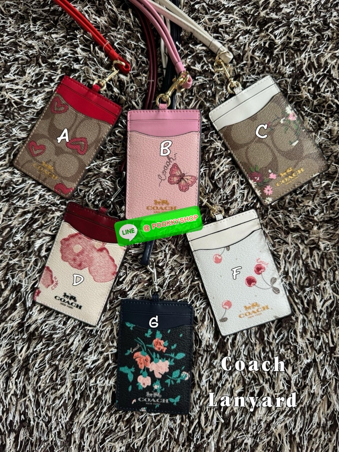 Coach Lanyard In Signature สายคล้องบัตรสุดชิคที่สาวๆออฟฟิต นักเรียนนักศึกษาควรต้องมี ด้านหน้า สามารถใส่บัตรเห็นรูปได้ 1 ใบ และใส่บัตรต่างๆเพิ่มได้อีกถึง 3 บัตรด้วยกัน สามารถถอดสลับสายได้