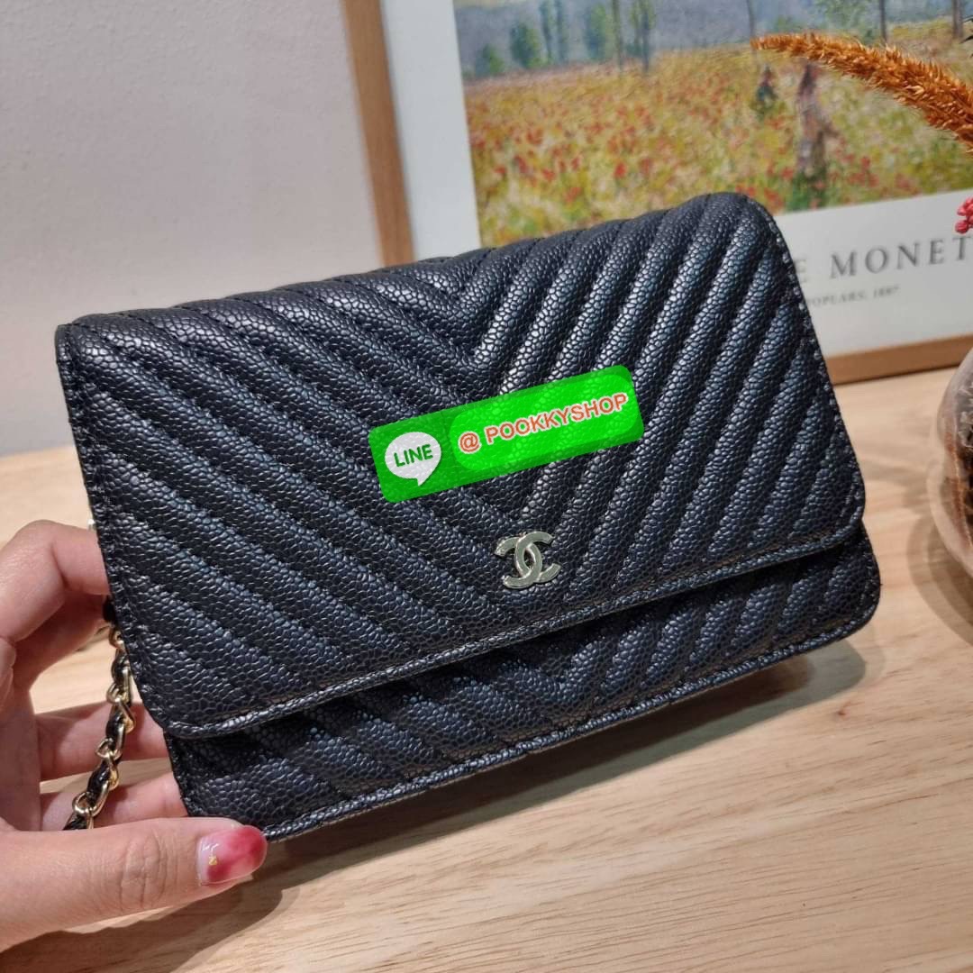 RESTOCK!! ลายวียอดฮิต Premium for gift จากแบรนด์ Chanel กระเป๋าสะพายข้างหนังลายคาร์เวีย มาพร้อมโซ่สะพายในตัว (ถอดออกไม่ได้) อะไหล่ทองเรียบหรู ดูผู้ดี้ ผู้ดี!! เปิด-ปิดกระเป๋าด้วยกระดุมแม่เหล็ก ภายในกระเป๋าเป็นช่องโล่ง มีช่องแยก 1 ช่อง ช่องซิปกลางอีกช่อง ส