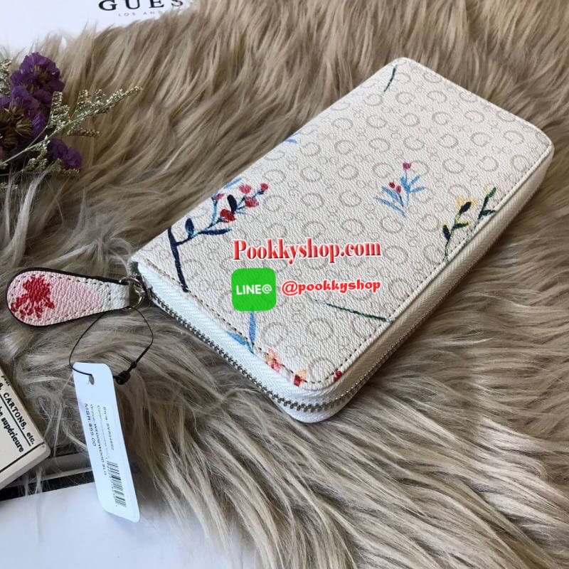 GUESS ABREE PRINTED ZIP-AROUND WALLET กระเป๋าสตางค์ใบยาวด้านหน้าประดับโลโก้แบรนด์นูนสามเหลี่ยม เปิดปิดด้วยซิป ภายในมีช่องใส่บัตร ช่องใส่ธนบัตร มีช่องซิปใส่เหรียญ และมีช่องยาวสามารถใส่บุ๊คแบงค์ได้ค่ะ