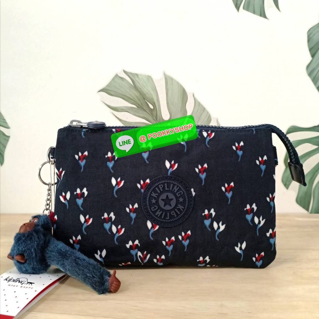 KIPLING Creativity X Crossbody Bag กระเป๋าสะพายวัสดุ Nylon&Polyester 100% ขนาดกำลังน่ารัก เปิดปิดด้วยซิป มา พร้อมพวงกุญเเจลิงน้อย ด้านในมีช่องใส่ของ2ชช่อง เพิ่มตรงกลางมีช่องซิปอีก1ช่อง มีสายคล้องพวงกุญแจ ใส่ของได้จุมาๆเลยค่ะ มีสายสะพายยาวเลื่อนปรับระดับได