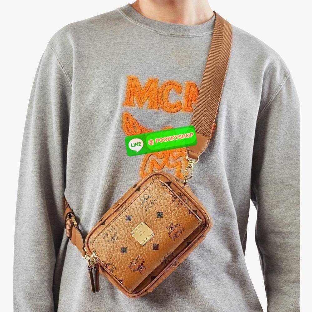 MCM X-MINI KLASSIK CROSSBODY BAG IN VISETOS รุ่นยูนิเซ็กส์มาแล้วจ้า!! ไซส์นี้ใช้ได้ทั้งหนุ่มๆสาวๆไปเลย กระเป๋าสะพายข้างทรงครอสบอดี้ ใบเล็กขนาดกะทัดรัด วัสดุหนังแคนวาสคุณภาพดี มีช่องหลัก 2 ช่อง ภายในมีช่องย่อยให้ 1 ช่อง มาพร้อมสายสะพายสปอร์ตที่ดีไซน์หรูไม่