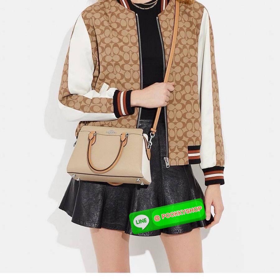 Coach CH289 Mini Darcie Carryall Leather Sandy Beige Multi ลมหายใจใหม่ของความหวานแบบเรียบง่ายในกระเป๋าใบนี้ ถือก็หวาน สะพายก็สุภาพ มิกซ์ง่ายกับทุกชุด ใบนี้ไม่ต้องพยายาม ก็กลายเป็นคนที่มีเสน่ห์ในแบบของตัวเองได้เลยค่ะ