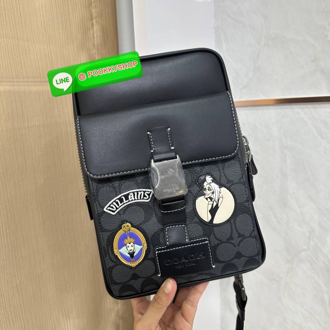 COACH DISNEY X COACH TRACK PACK IN SIGNATURE CANVAS WITH PATCHES (COACH CC113) กระเป๋าสะพายไหล่ และคาดอก ดีไซต์ทันสมัย สุดเท่ห์โดดเด่น ด้วยลวดลายตัวละครดิสนี่ย์ วัสดุหนังแคนวาสตัดขอบหนังแท้ เปิด-ปิดด้วยซิป ภายในกว้าง มีช่องเล็กๆหลายช่อง มีสายล็อคด้านหน้า