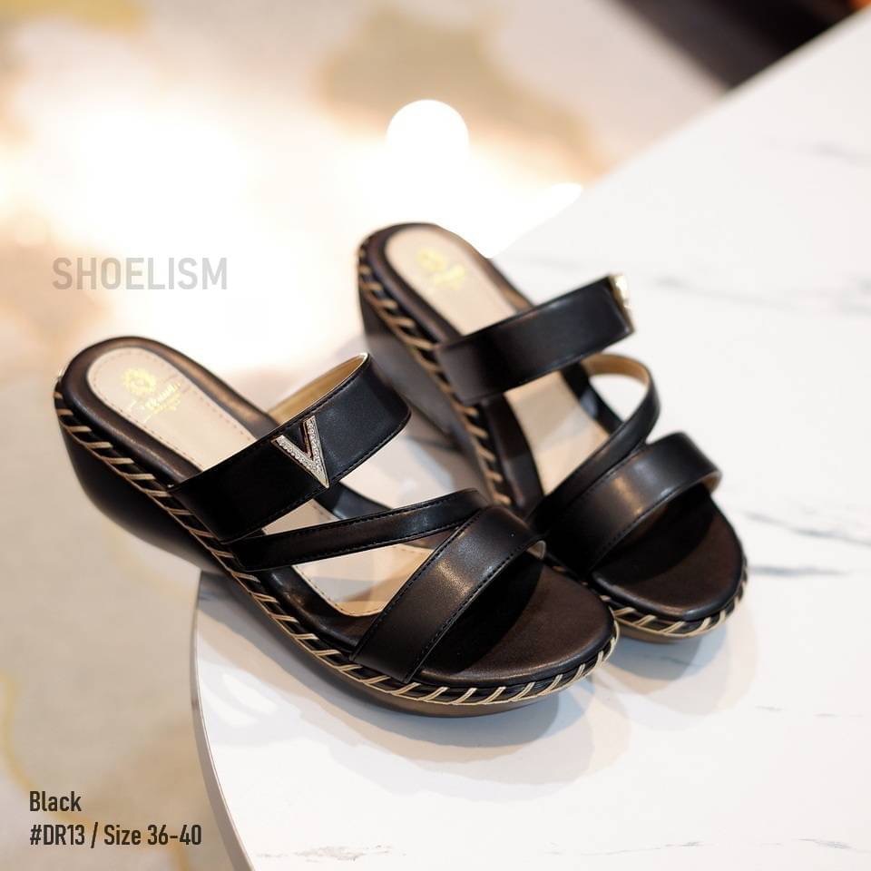 เข้าใหม่เลยจ้ารุ่นนี้ รองเท้าเตารีดแบบสวม ดีไซน์คาดหน้า พร้องแต่งอะไล่สุดหรู รองรับน้ำหนักได้ดี เบาสบายเท้า งานจริงสวยเป๊ะทุกมุม แบบแนะนำจ้า