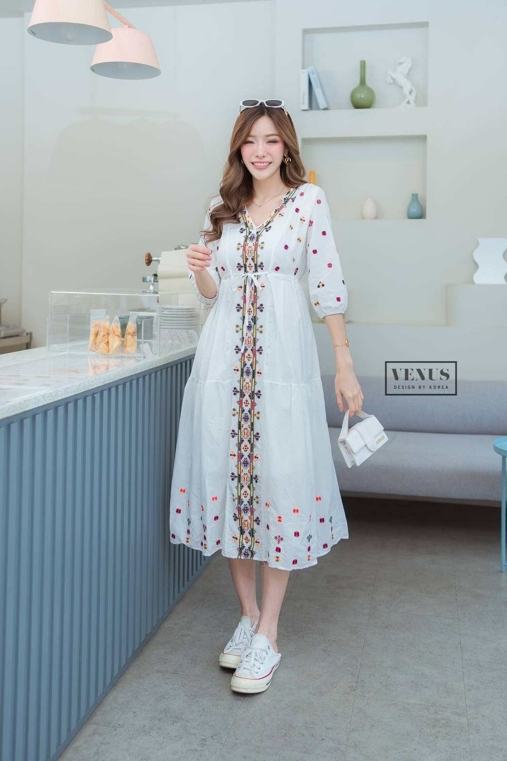I'm Lady By Venus Bohemain Maxidress แม๊กซี่เดรสปักลายตามแบบฉบับโบฮีเมี่ยน งานสวยเวอร์วังมากๆนะคะ ช่วงเอวสามารถรูดได้คะเก๋สุดๆคะ แม๊ทกับรองเท้าผ้าใบก็สวยเป๊ะคะ