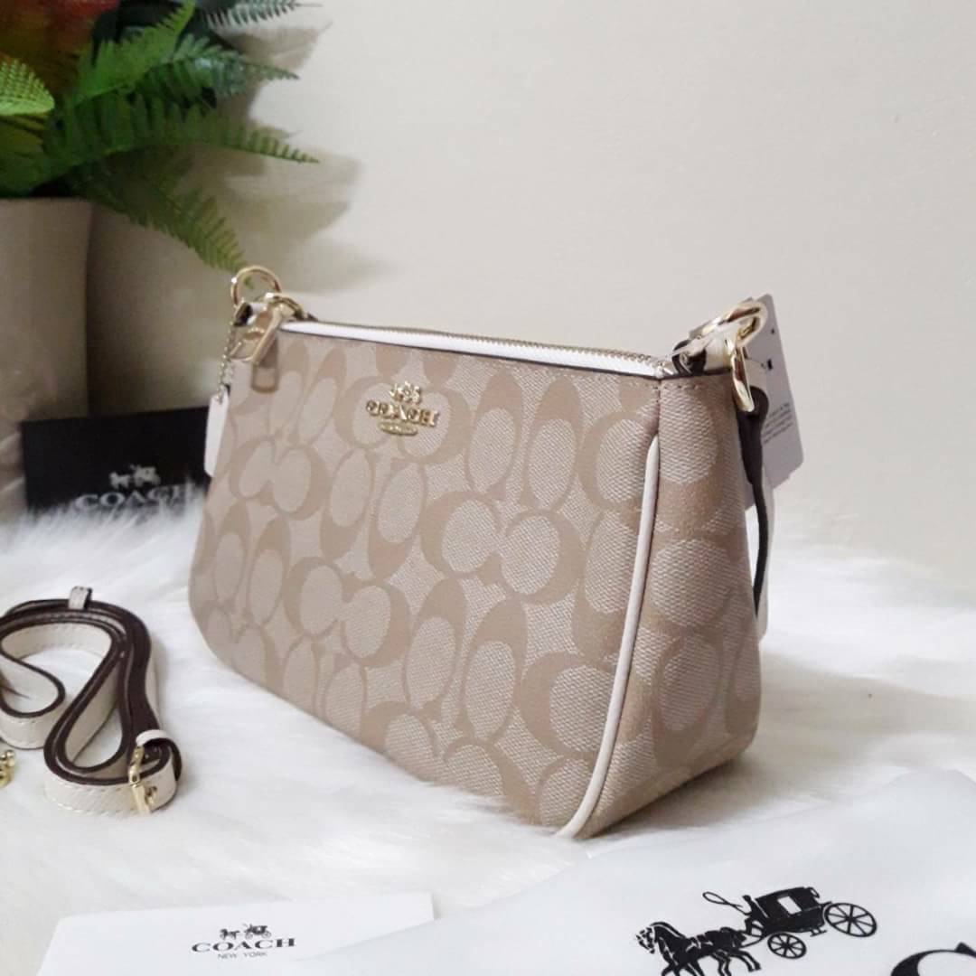 ขายดี Coach Messico Top Handle Pouch In Signature Coated Canvas กระเป๋าหิ้ว/คล้องไหล่/สะพายข้าง ขนาดเหมาะ ดีไซน์สวยน่ารัก ผลิตจากวัสดุคุณภาพดี แข็งแรงทนทานน้ำหนักเบา ภายในบุผ้าสวยงามเรียบร้อย 1 ช่องอเนกประสงค์ ซิปโลหะสีทองสวยงาม สายสะพายถอดและปรับความยาวไ